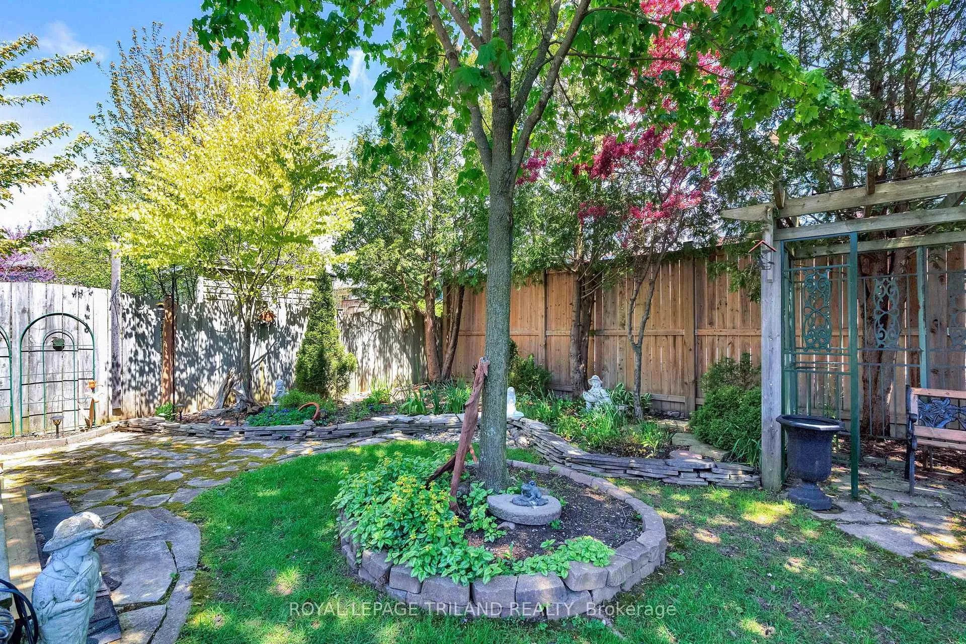 Photo 39 of 998 Gabor Street, London, South L — HOMEH
