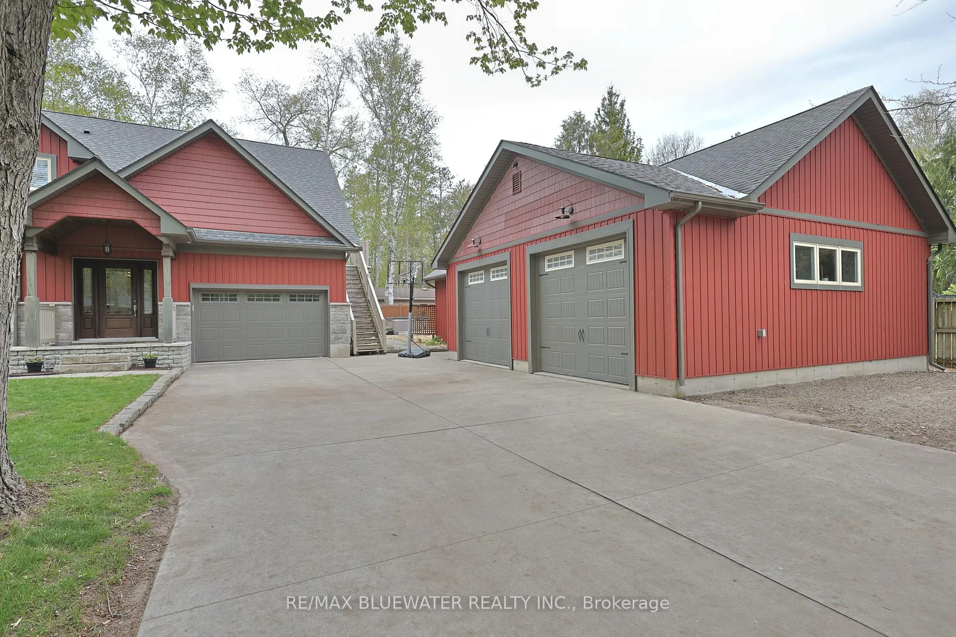 Photo 2 of 6436 Robert Avenue, Lambton Shores — HOMEH