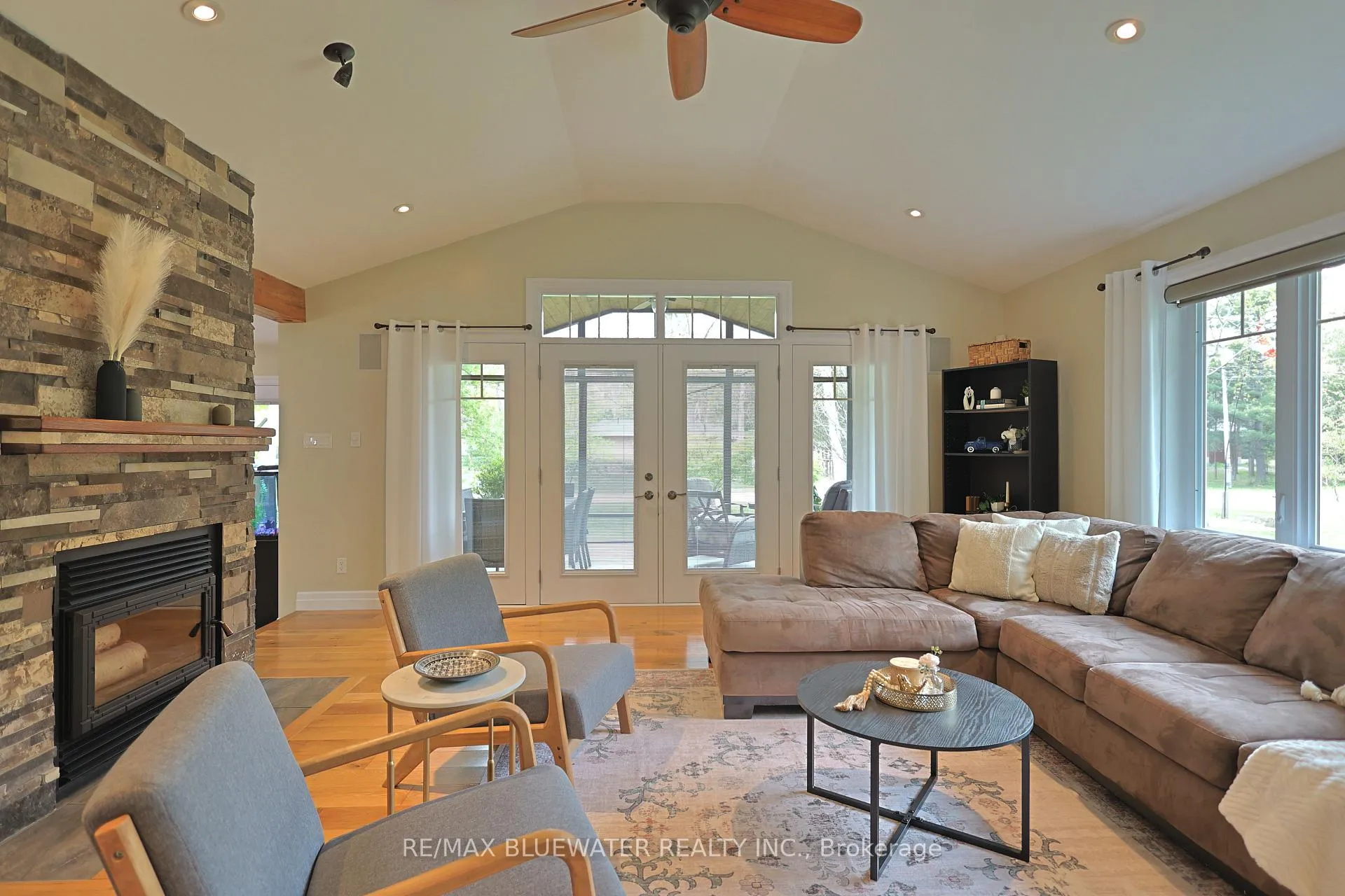 Photo 4 of 6436 Robert Avenue, Lambton Shores — HOMEH