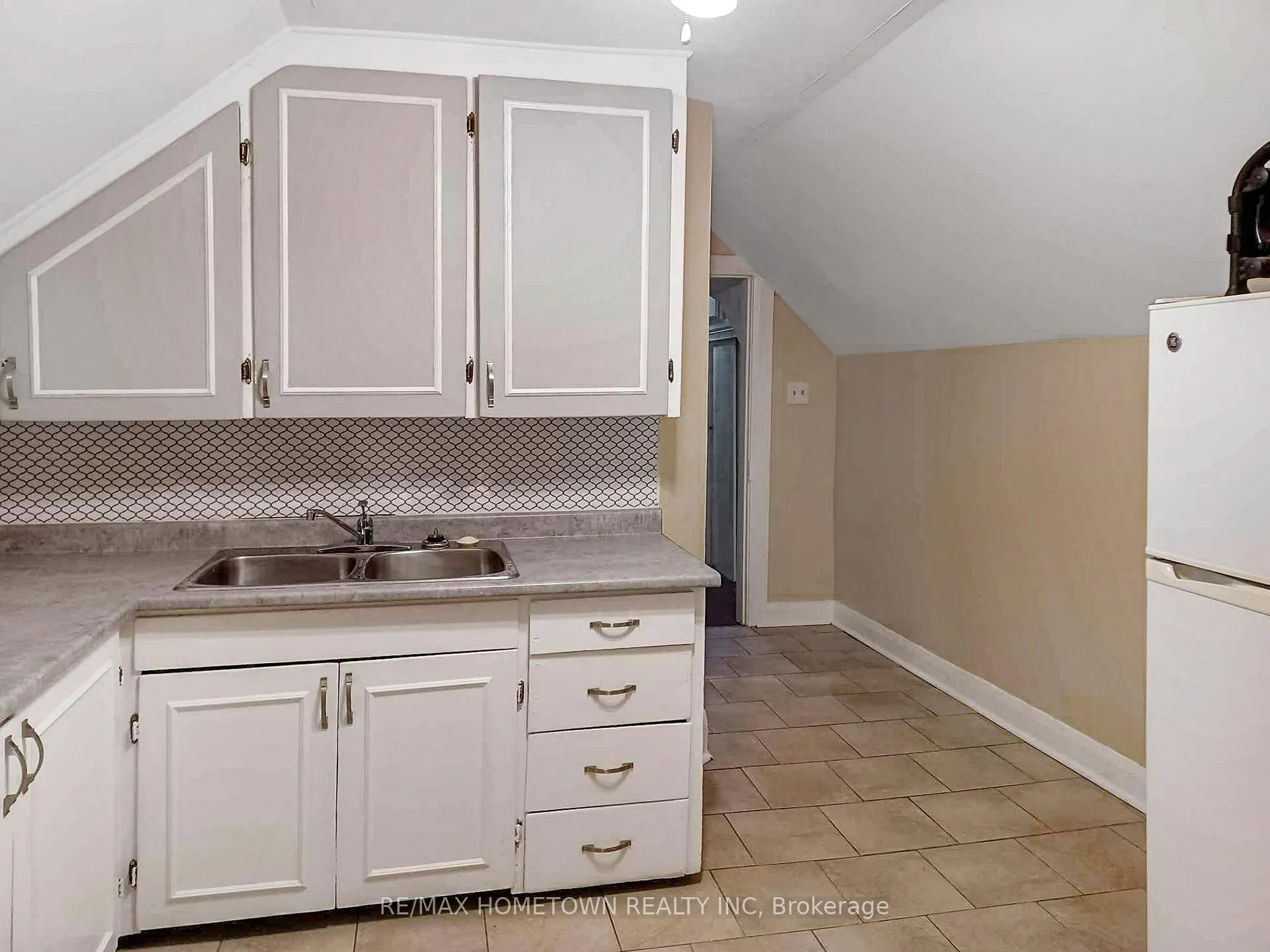Photo 12 of 5 Robinson Avenue, Smiths Falls — HOMEH