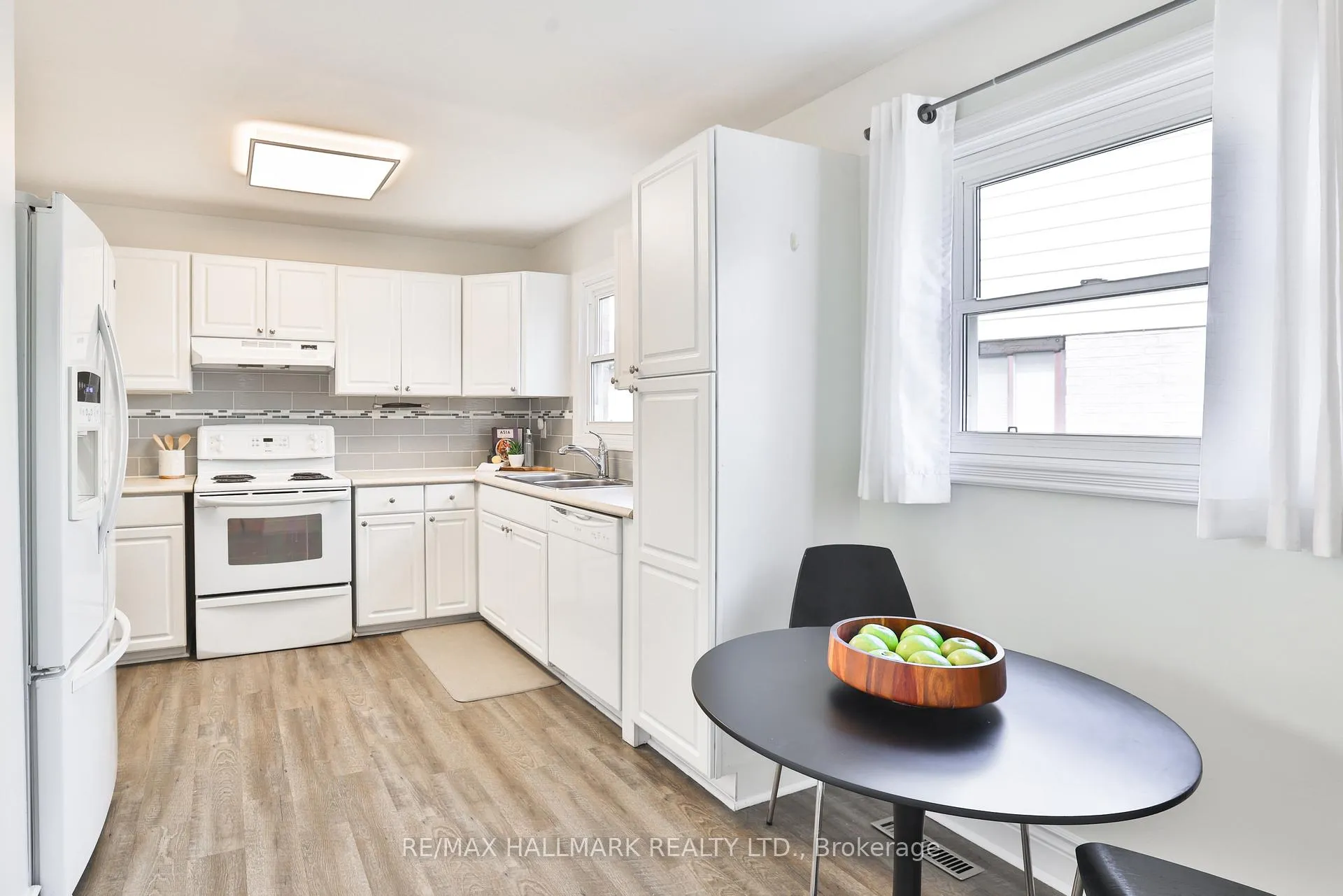 Photo 9 of 192 Martindale Crescent, Brampton, Brampton West — HOMEH