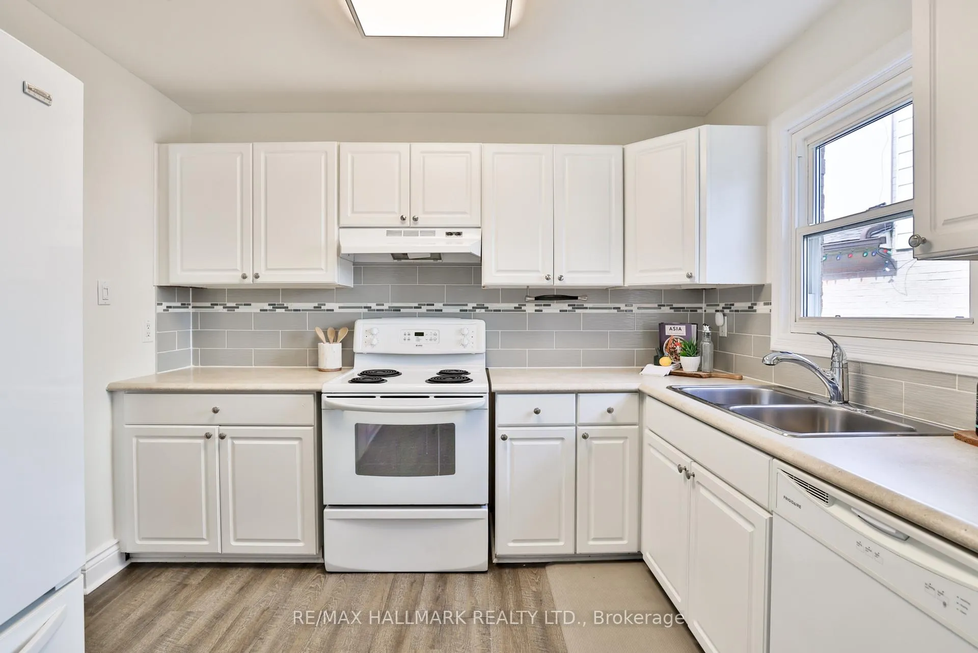 Photo 10 of 192 Martindale Crescent, Brampton, Brampton West — HOMEH