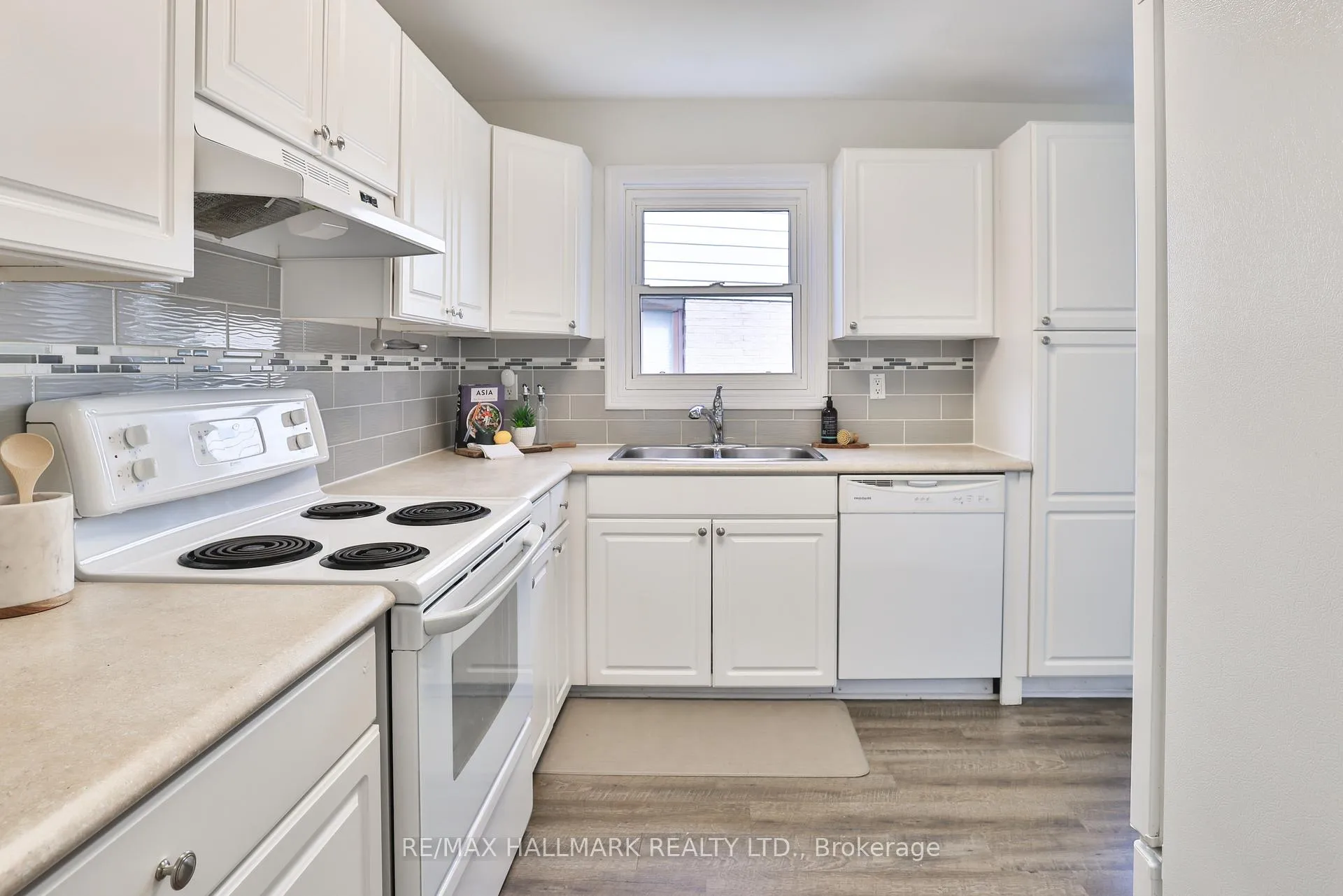 Photo 11 of 192 Martindale Crescent, Brampton, Brampton West — HOMEH