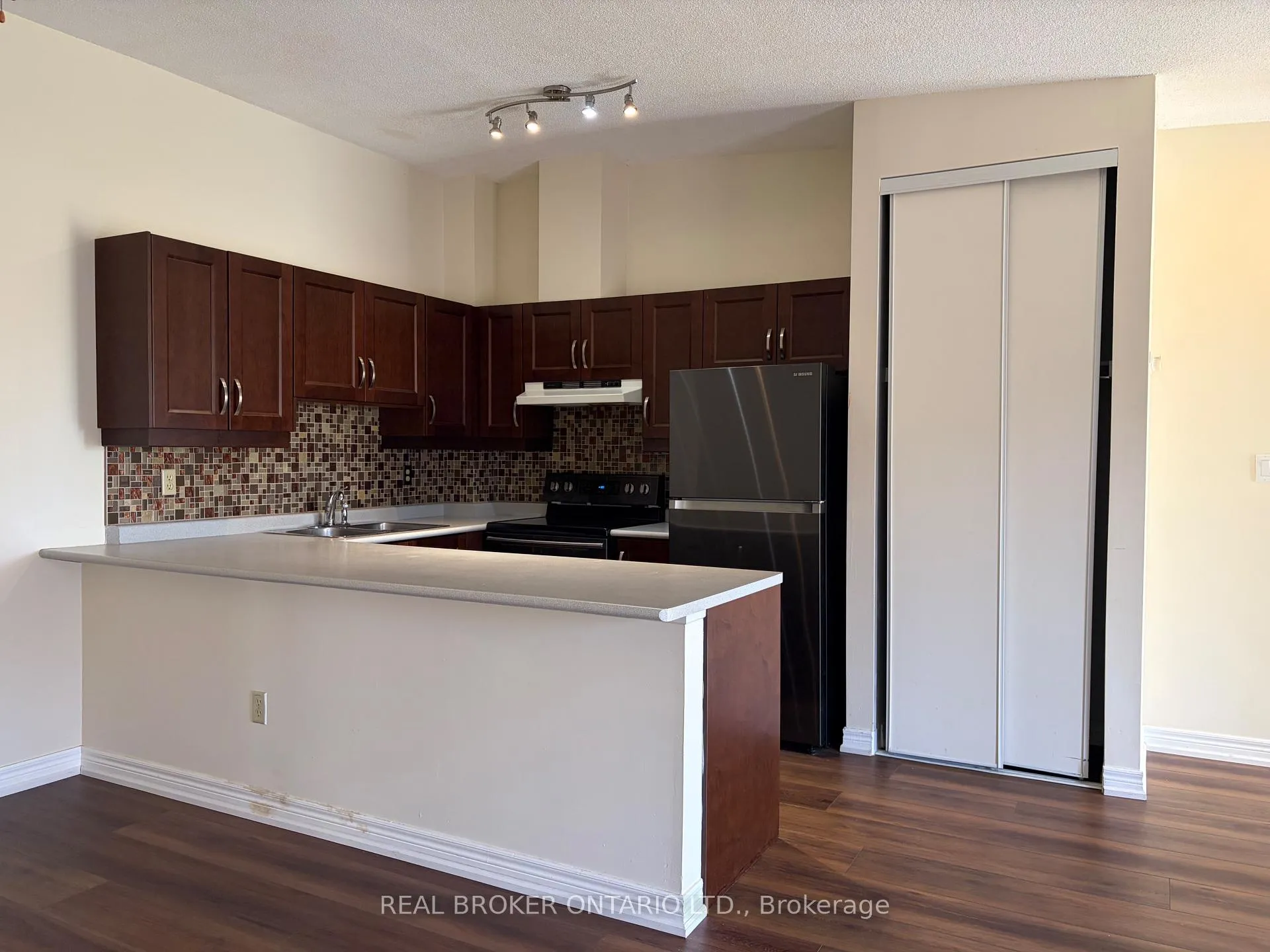 Photo 6 of Unit 108, 4140 Foxwood Drive, Burlington, Tansley — HOMEH