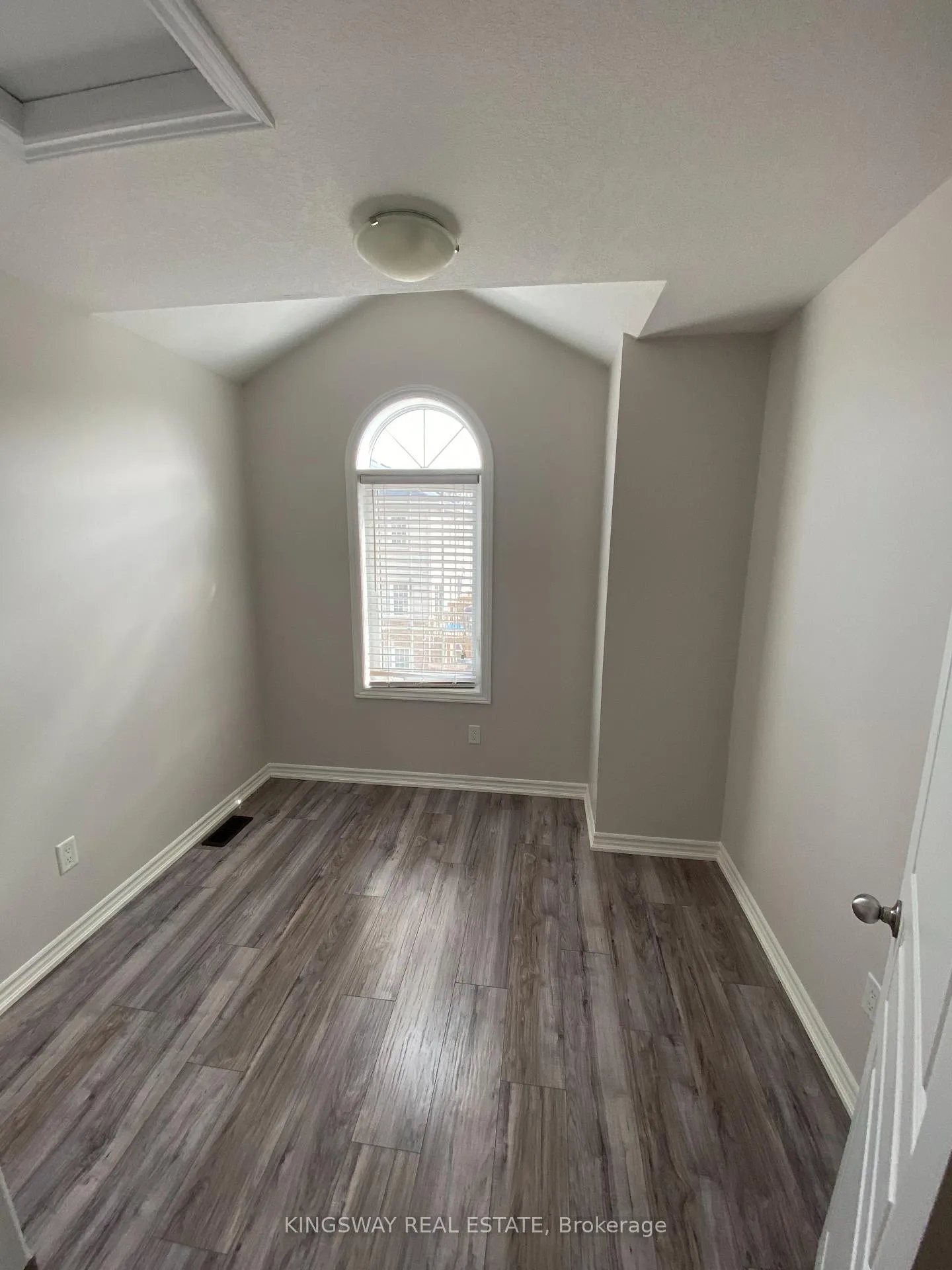 Photo 8 of 16 Kenridge Terrace, Hamilton, Stoney Creek Mountain — HOMEH