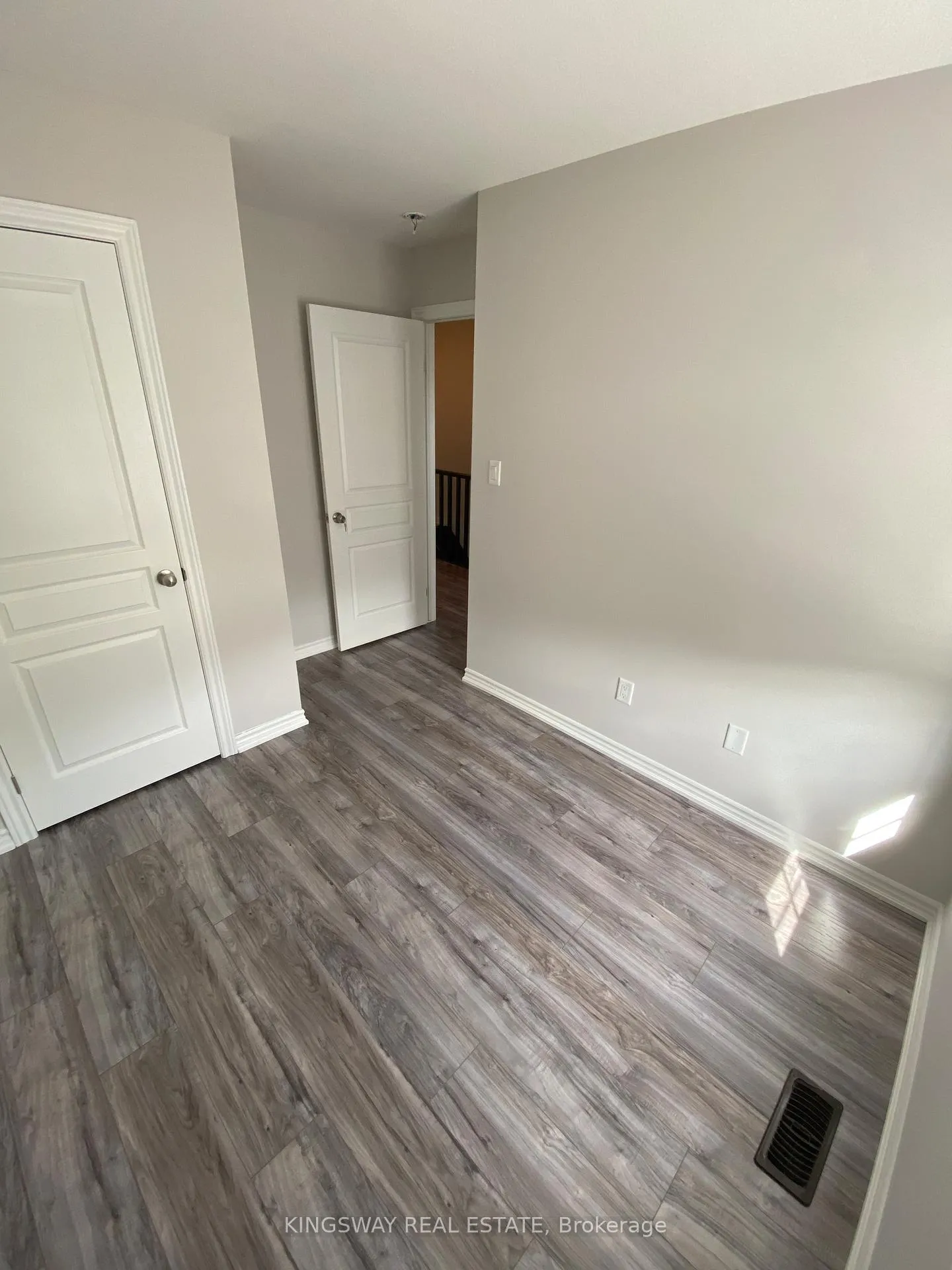 Photo 10 of 16 Kenridge Terrace, Hamilton, Stoney Creek Mountain — HOMEH