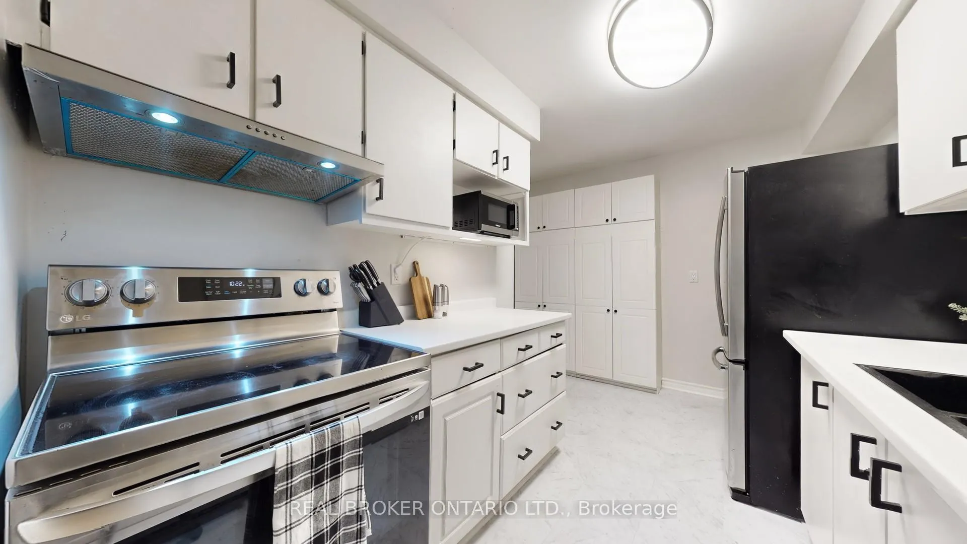 Photo 6 of 12 Woodglen Way, Markham, Unionville — HOMEH