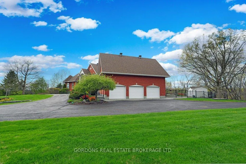 Photo 3 of 2369 Lookout Drive, Ottawa, Cumberland Ridge — HOMEH