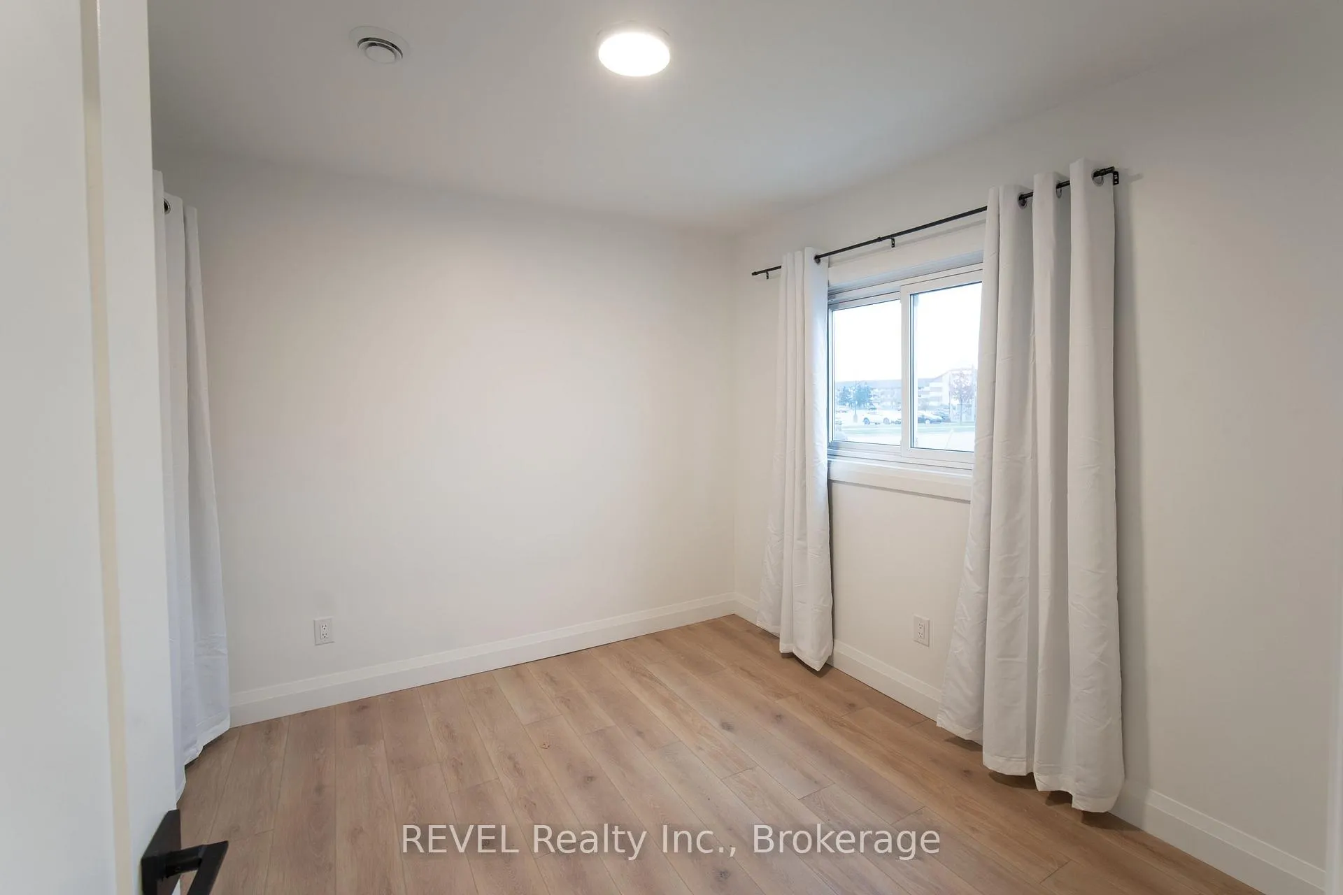 Photo 10 of Unit Upper, 718 Ontario Road, Welland, Lincoln/Crowland — HOMEH