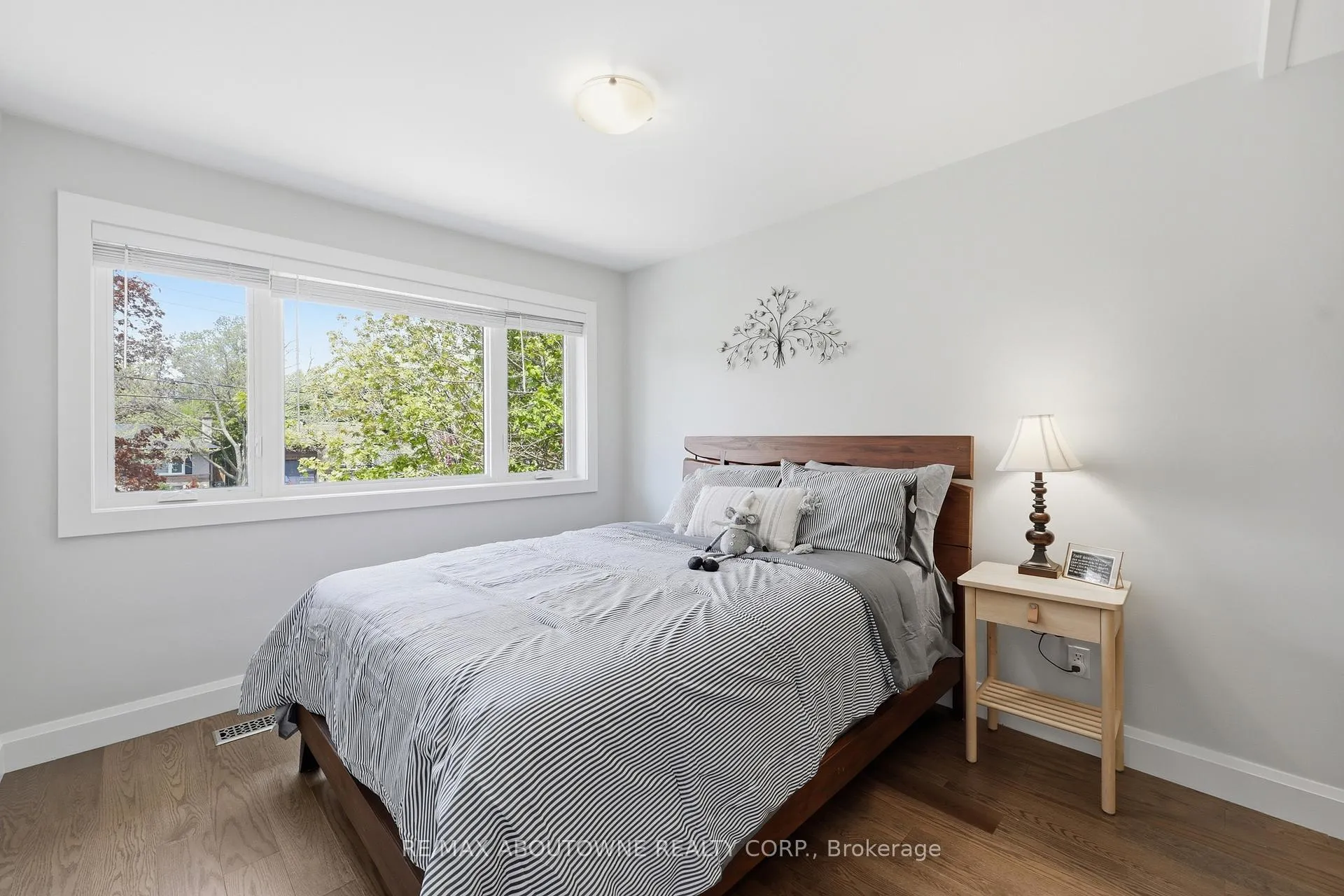 Photo 21 of 2122 Bridge Road, Oakville, West — HOMEH