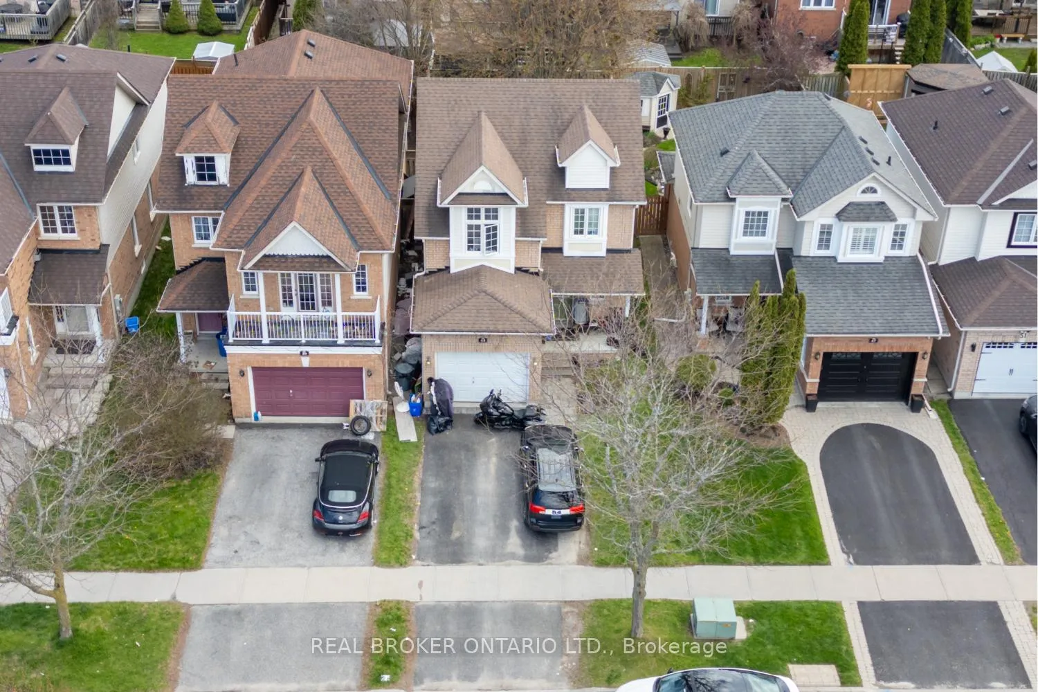 Photo 4 of 43 Madden Place, Clarington, Bowmanville — HOMEH