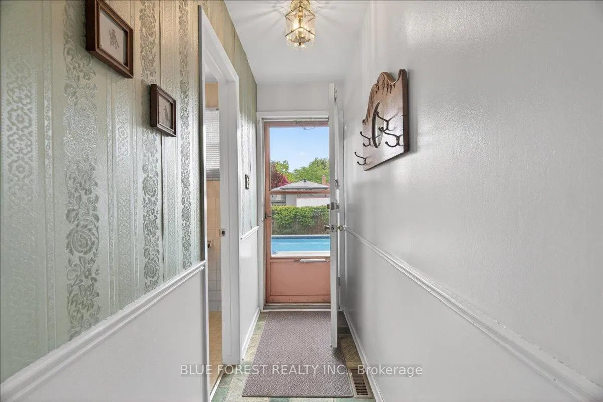 Photo 17 of 34 Compton Crescent, London, South R — HOMEH