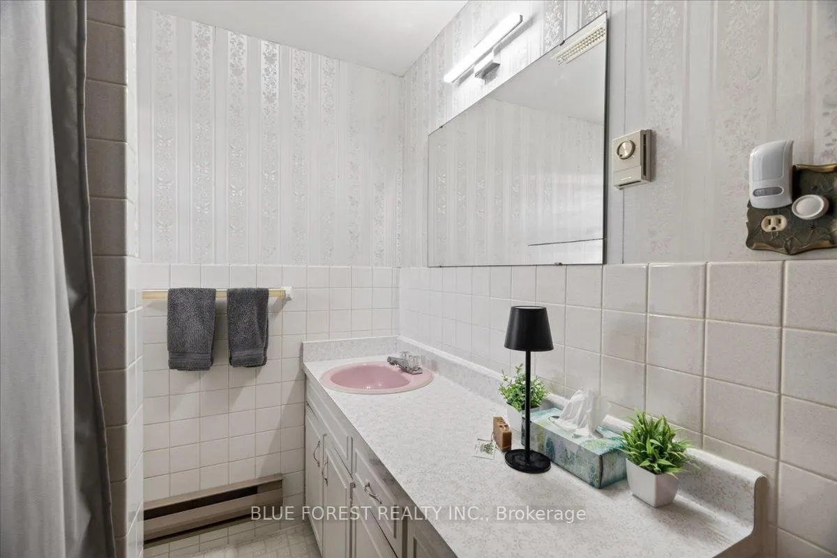 Photo 34 of 34 Compton Crescent, London, South R — HOMEH