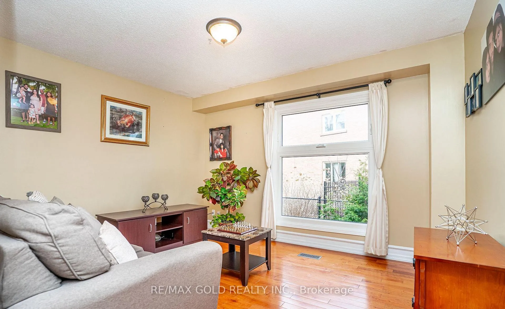 Photo 9 of 8 Oldham Crescent, Brampton, Snelgrove — HOMEH