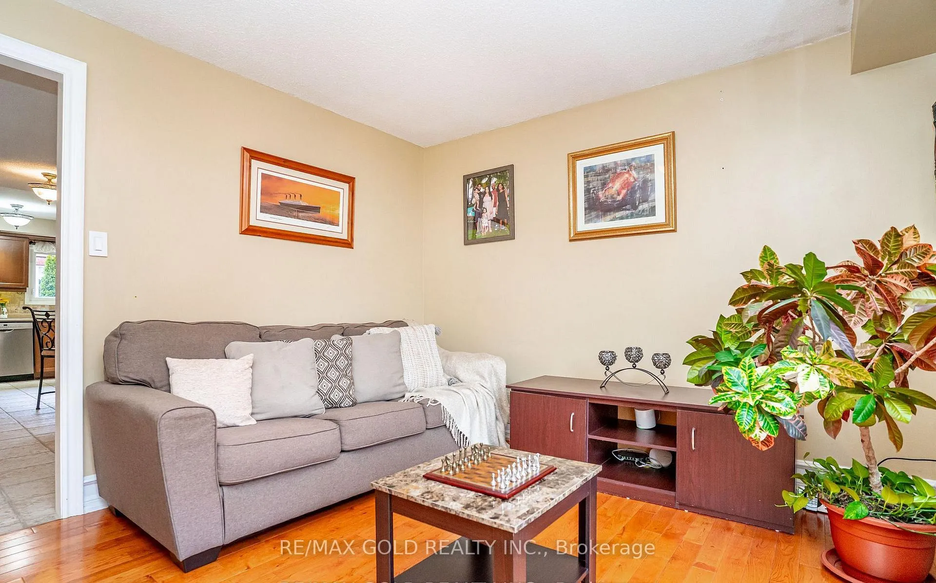 Photo 10 of 8 Oldham Crescent, Brampton, Snelgrove — HOMEH