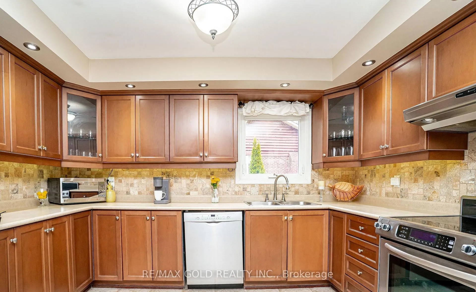 Photo 13 of 8 Oldham Crescent, Brampton, Snelgrove — HOMEH