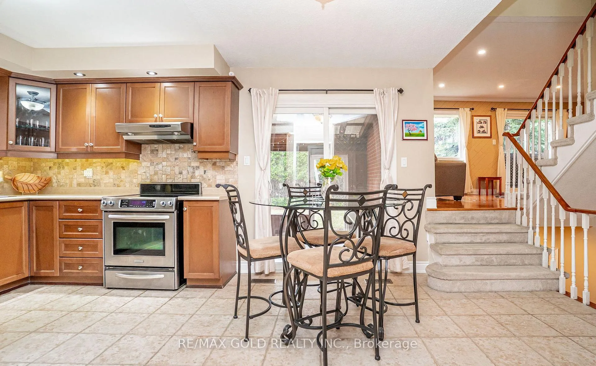 Photo 14 of 8 Oldham Crescent, Brampton, Snelgrove — HOMEH