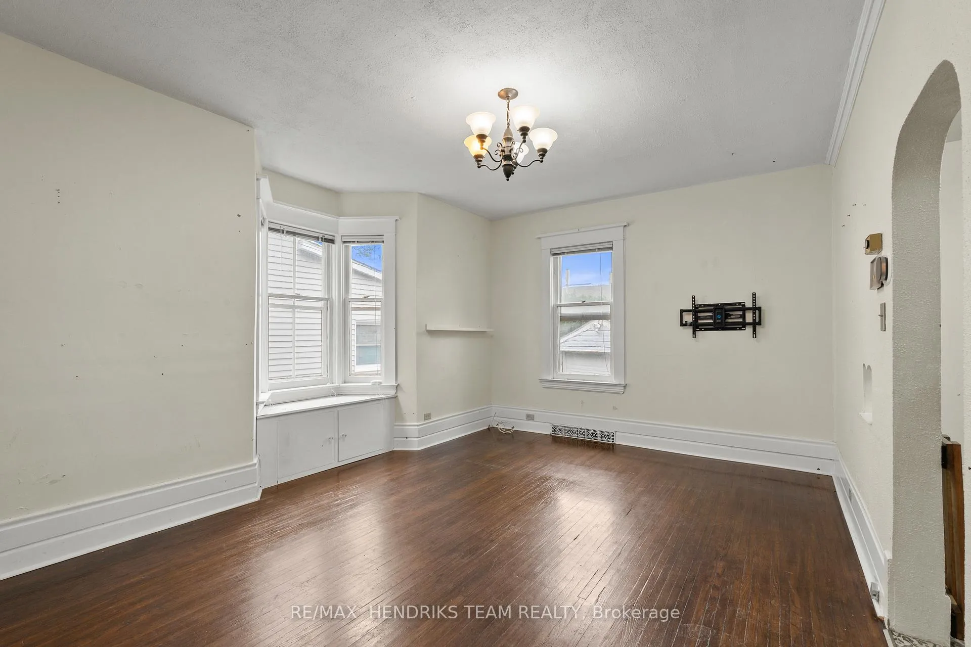 Photo 10 of 9 1/2 Elizabeth Street, St. Catharines, Downtown — HOMEH