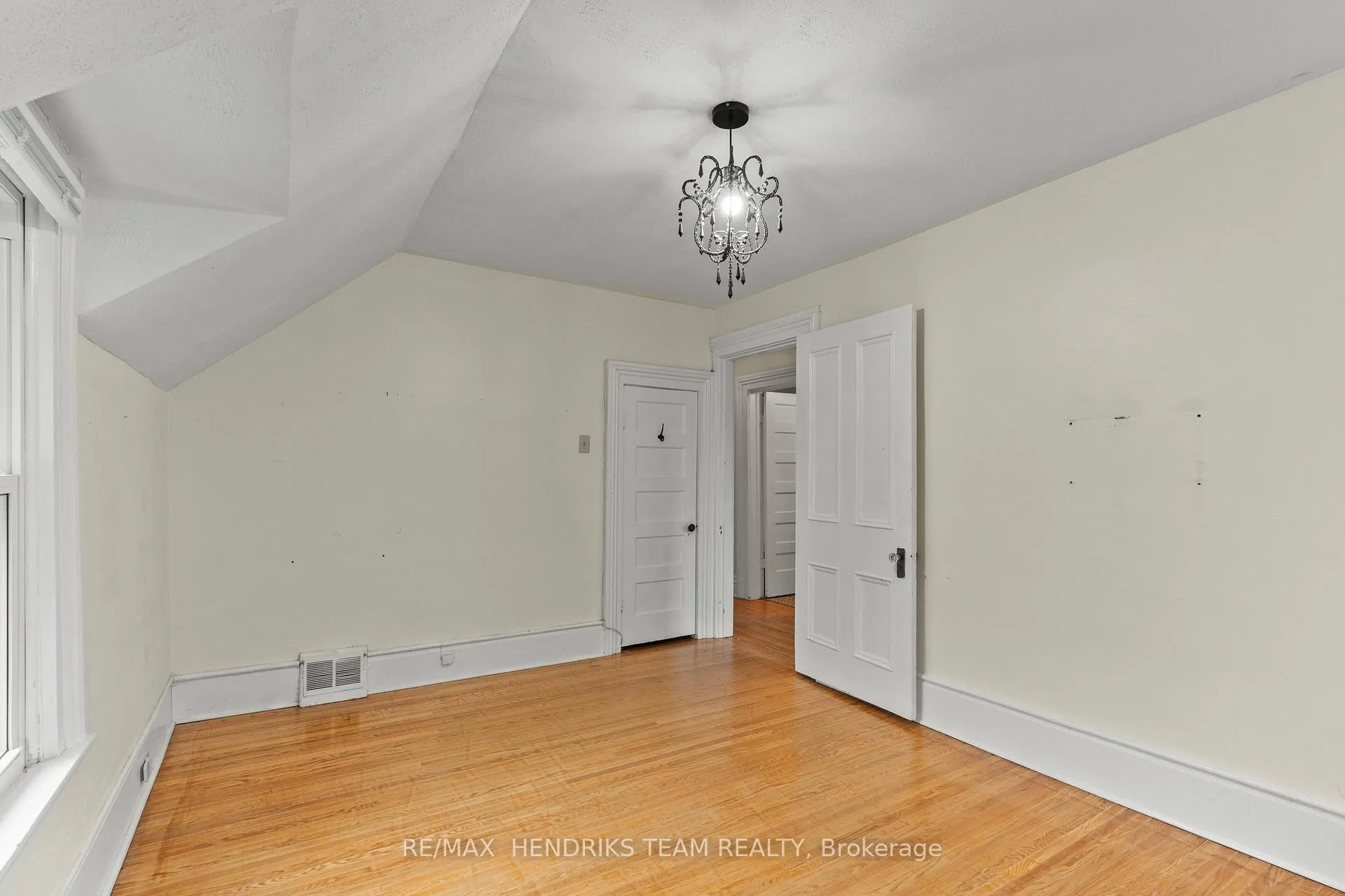 Photo 20 of 9 1/2 Elizabeth Street, St. Catharines, Downtown — HOMEH