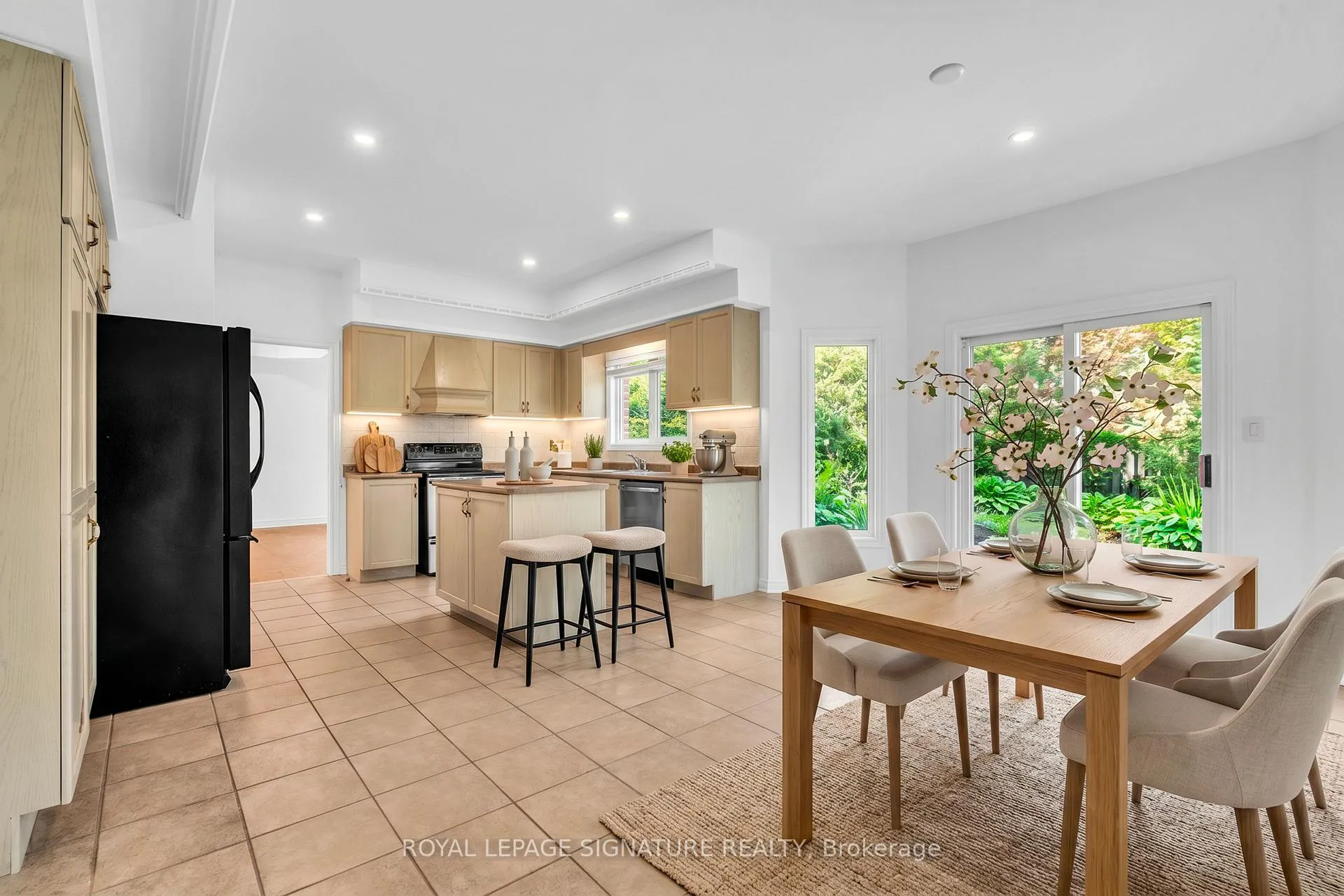 Photo 4 of 250 Laurentian Boulevard, Vaughan, Rural Vaughan — HOMEH