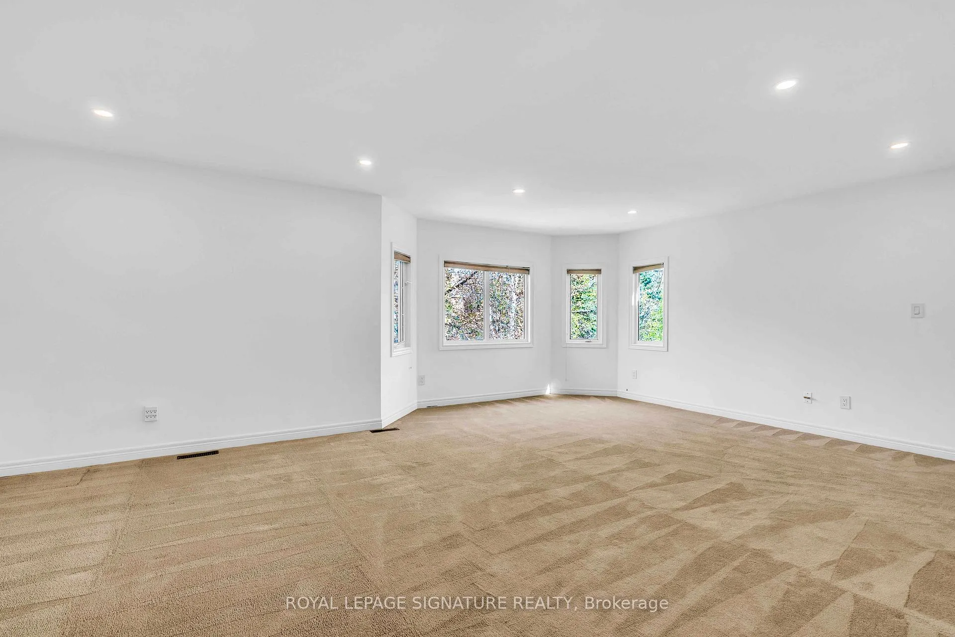Photo 7 of 250 Laurentian Boulevard, Vaughan, Rural Vaughan — HOMEH