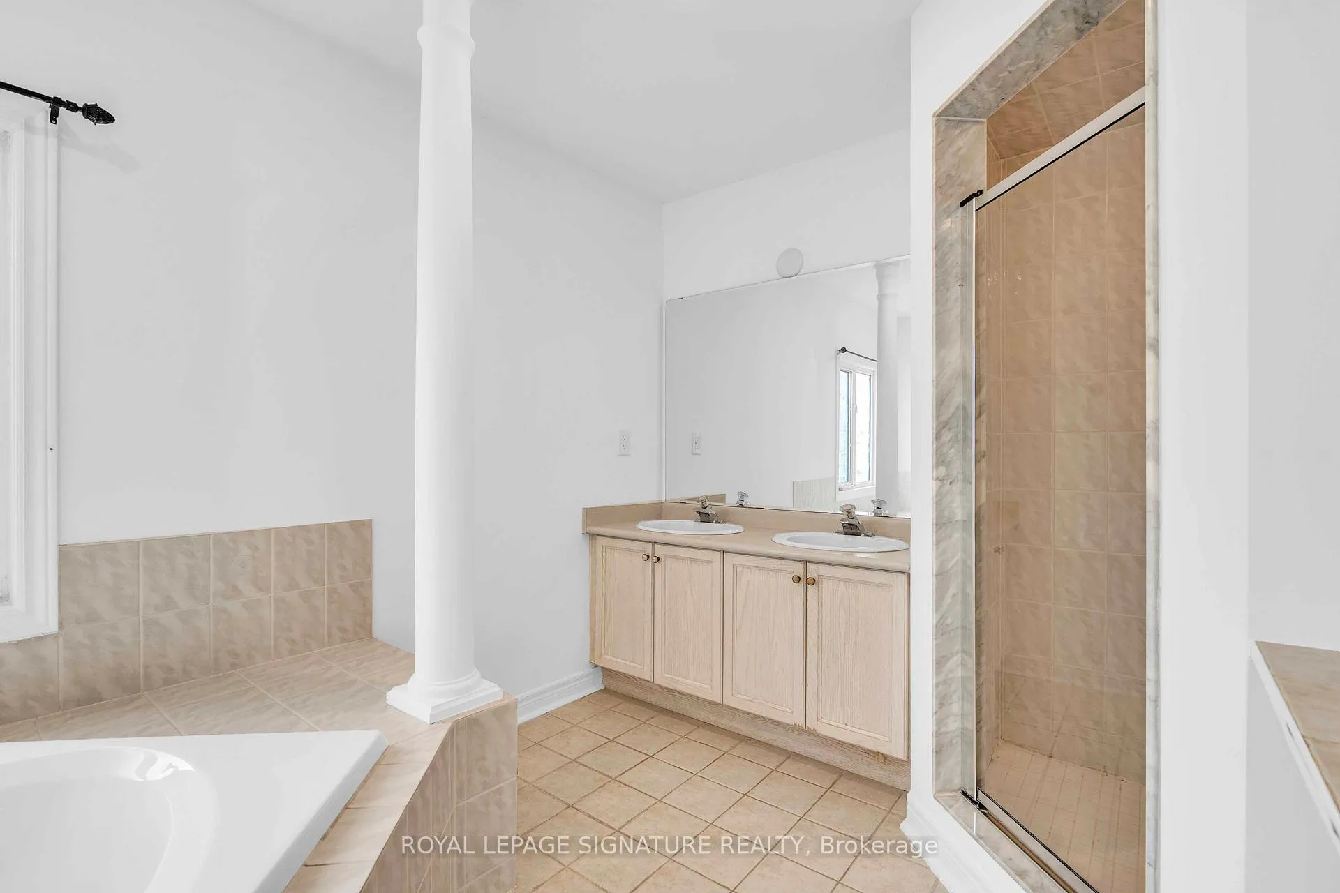 Photo 8 of 250 Laurentian Boulevard, Vaughan, Rural Vaughan — HOMEH