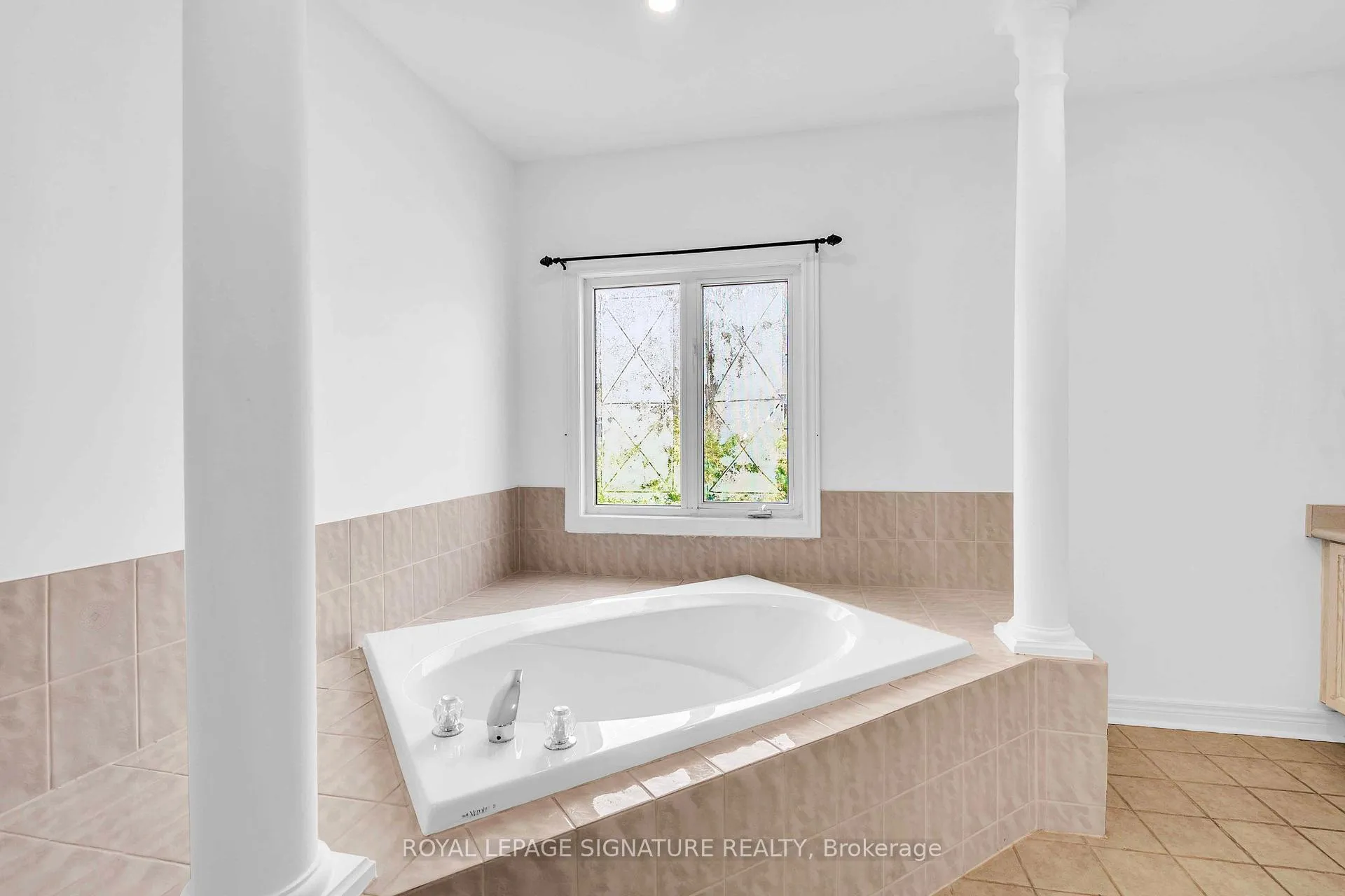 Photo 9 of 250 Laurentian Boulevard, Vaughan, Rural Vaughan — HOMEH