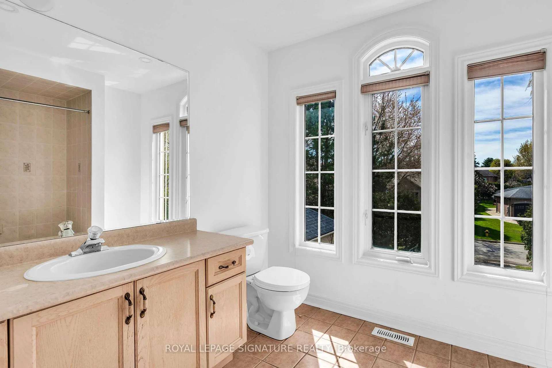 Photo 11 of 250 Laurentian Boulevard, Vaughan, Rural Vaughan — HOMEH