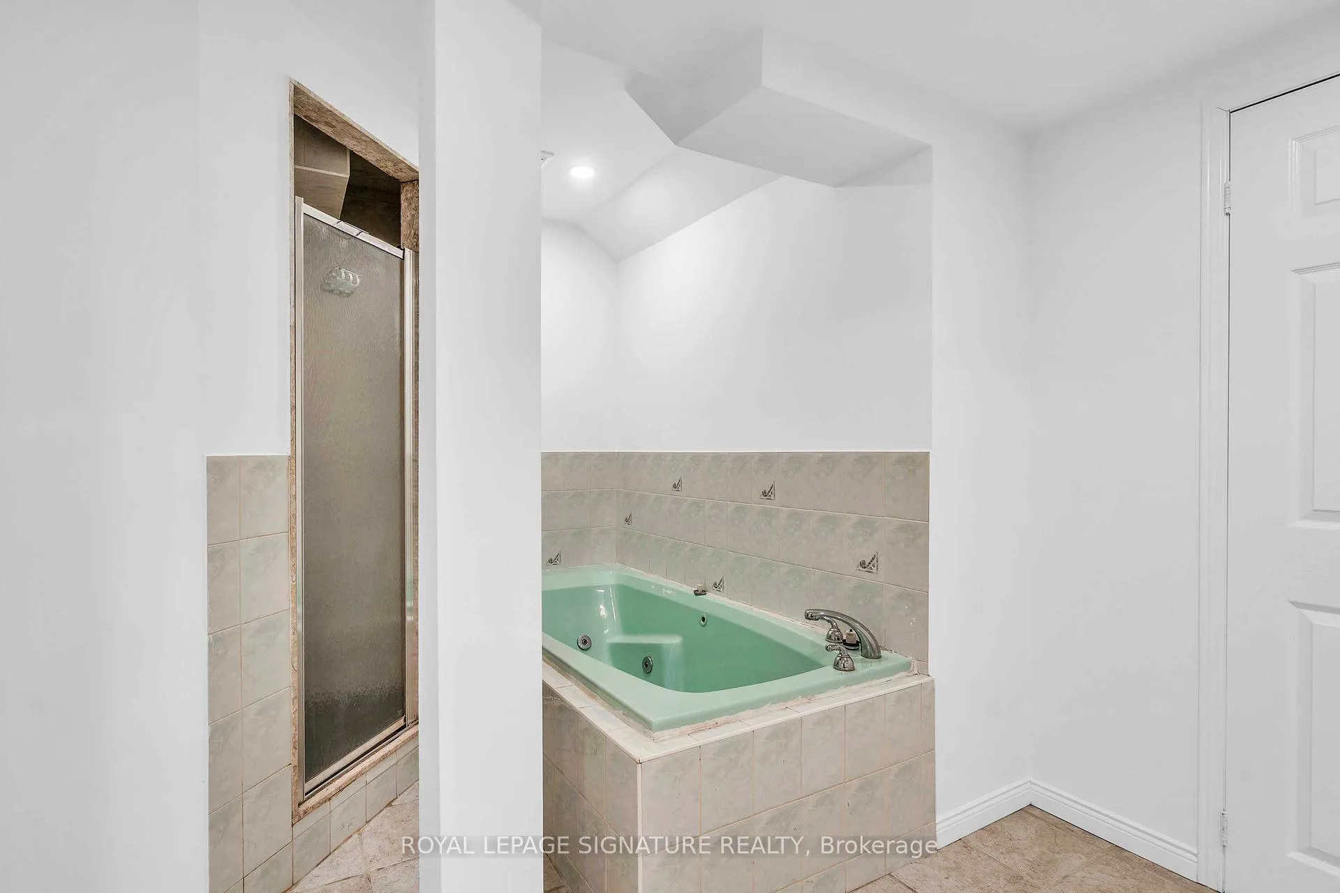 Photo 20 of 250 Laurentian Boulevard, Vaughan, Rural Vaughan — HOMEH