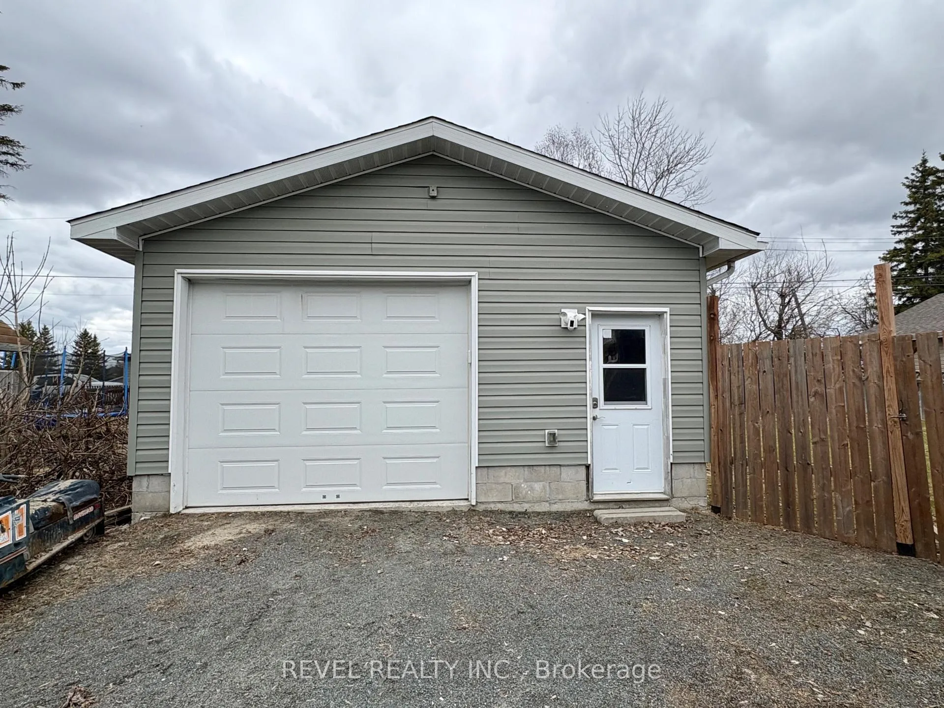 Photo 2 of 97 Fourteenth Avenue, Cochrane — HOMEH