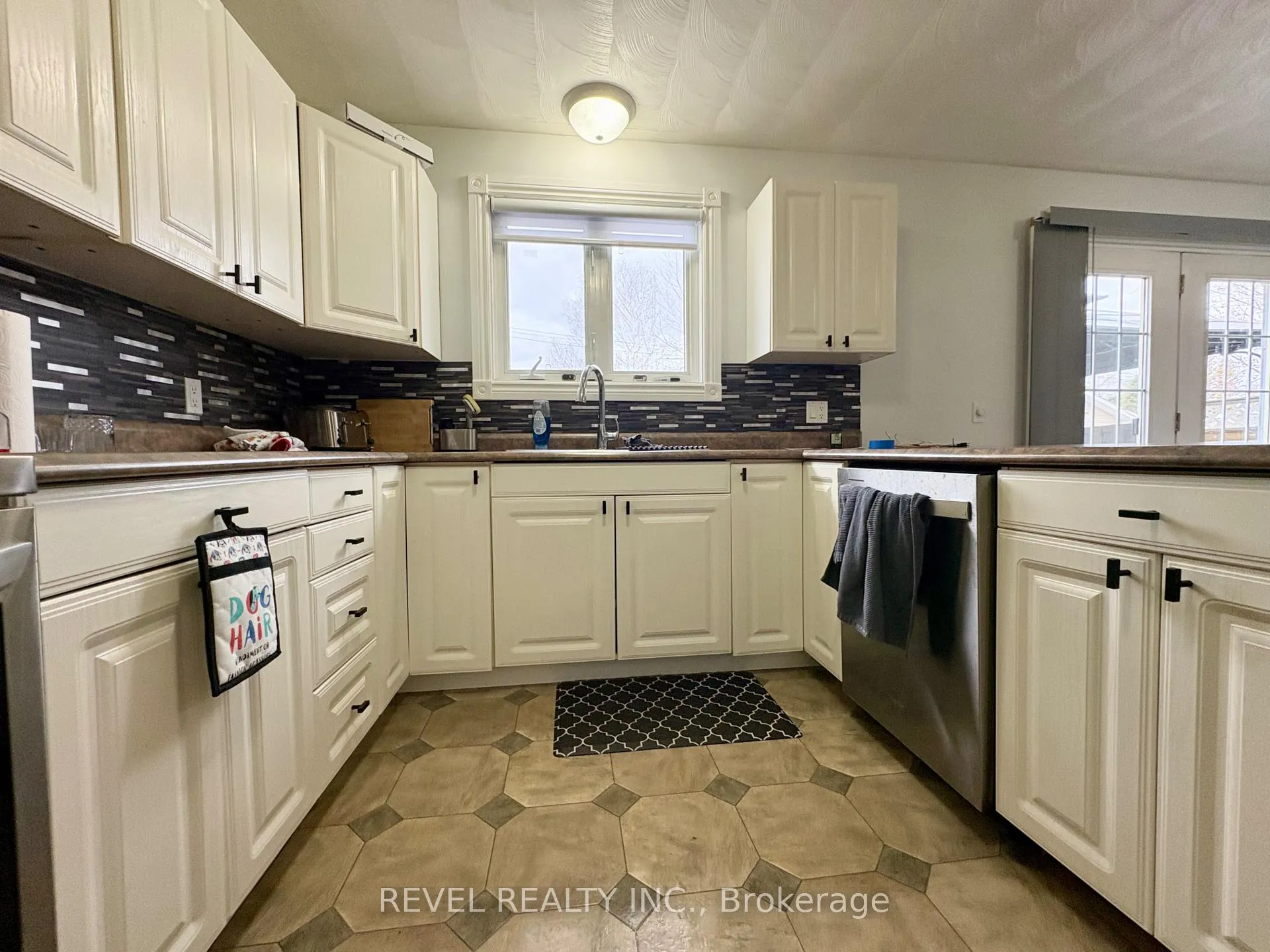 Photo 10 of 97 Fourteenth Avenue, Cochrane — HOMEH