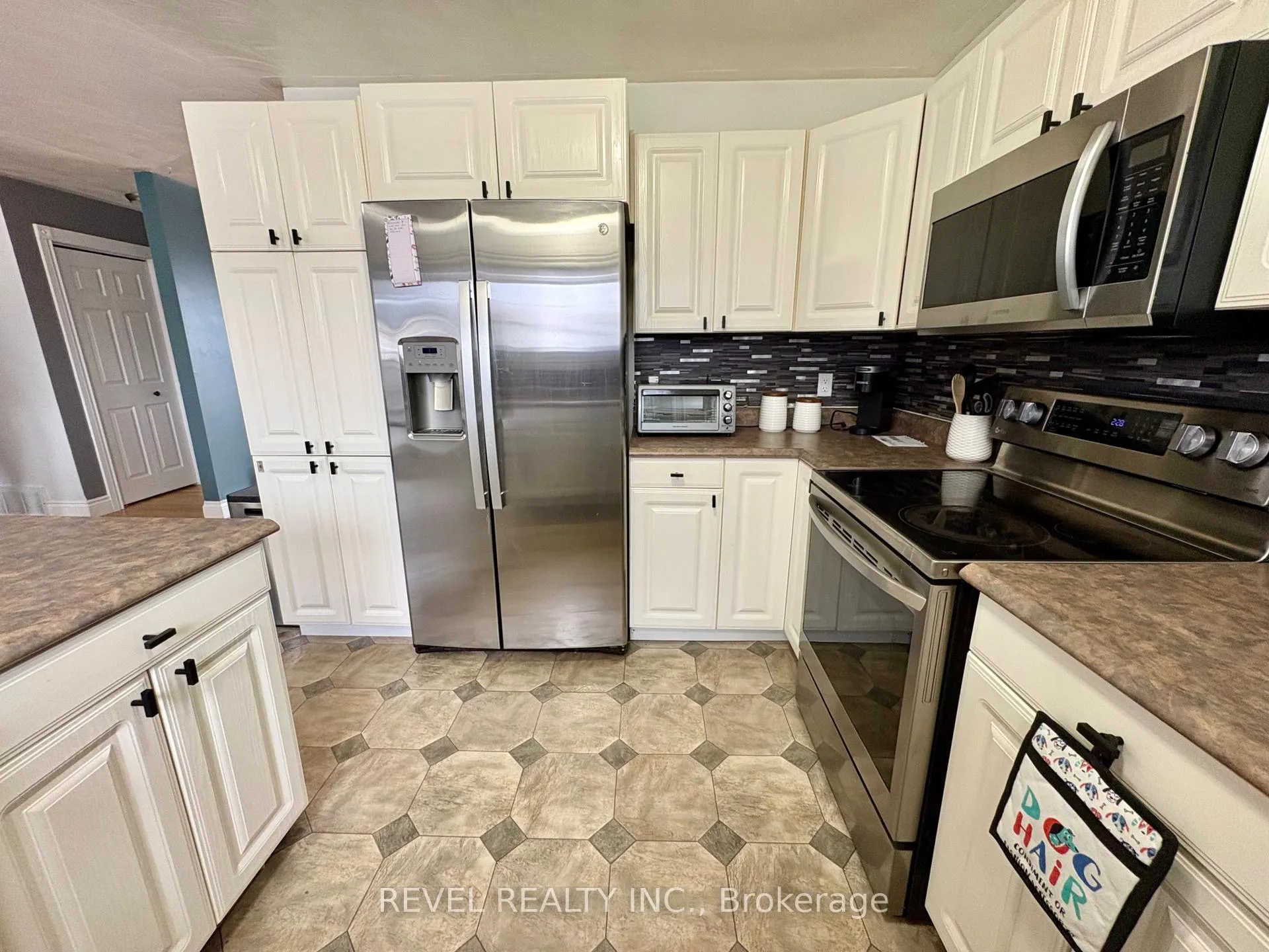 Photo 11 of 97 Fourteenth Avenue, Cochrane — HOMEH
