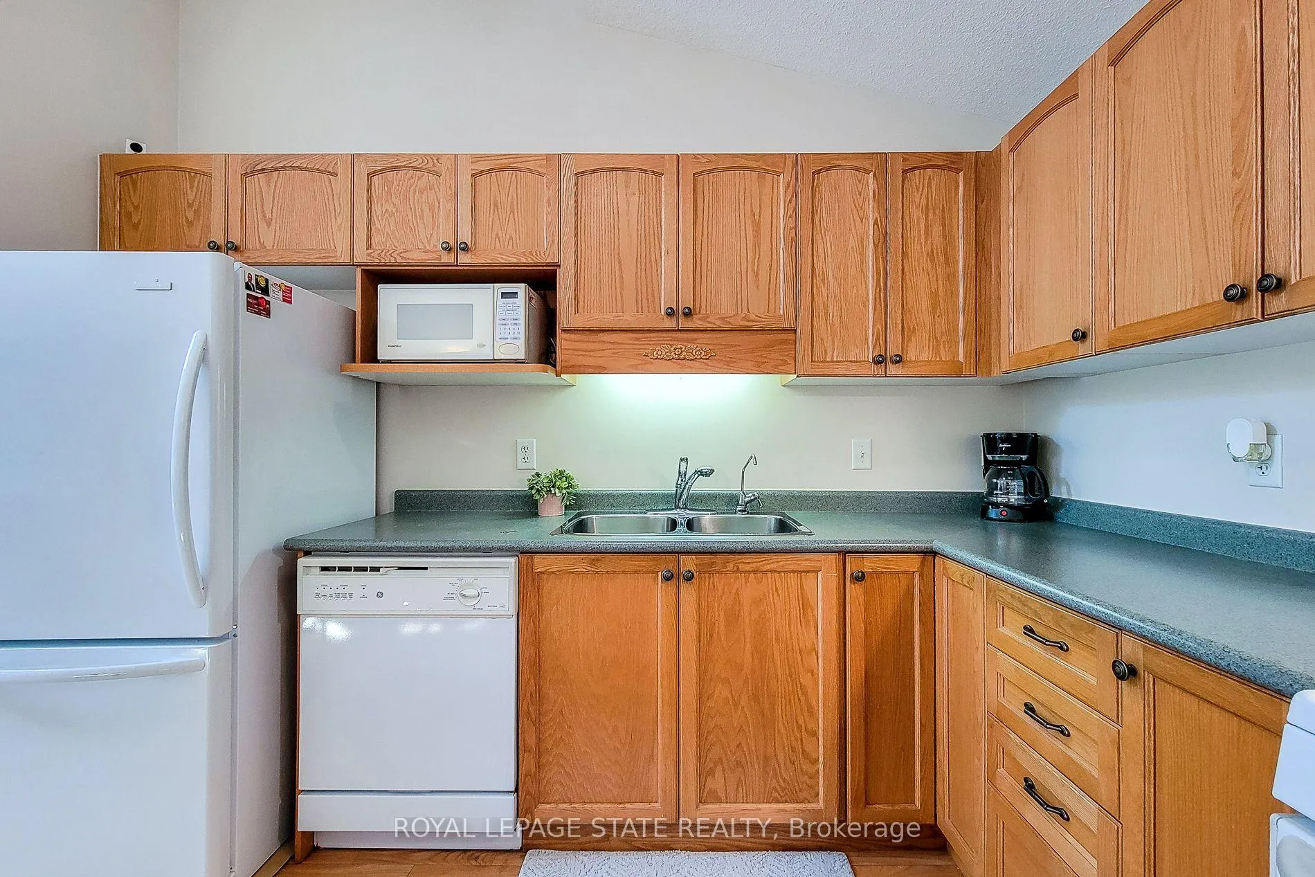 Photo 15 of Unit 22, 751 Rymal Road W, Hamilton, Carpenter — HOMEH