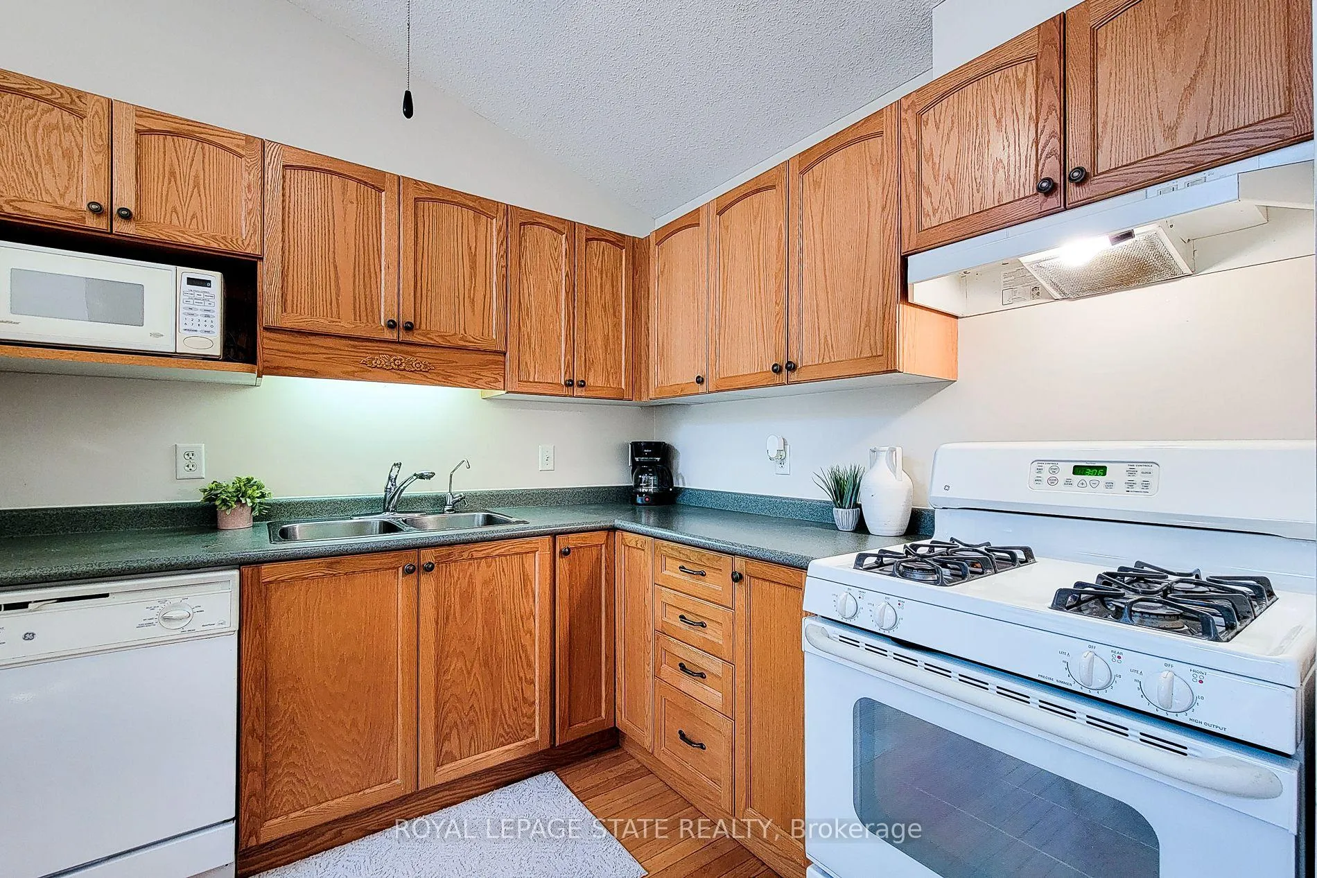 Photo 16 of Unit 22, 751 Rymal Road W, Hamilton, Carpenter — HOMEH