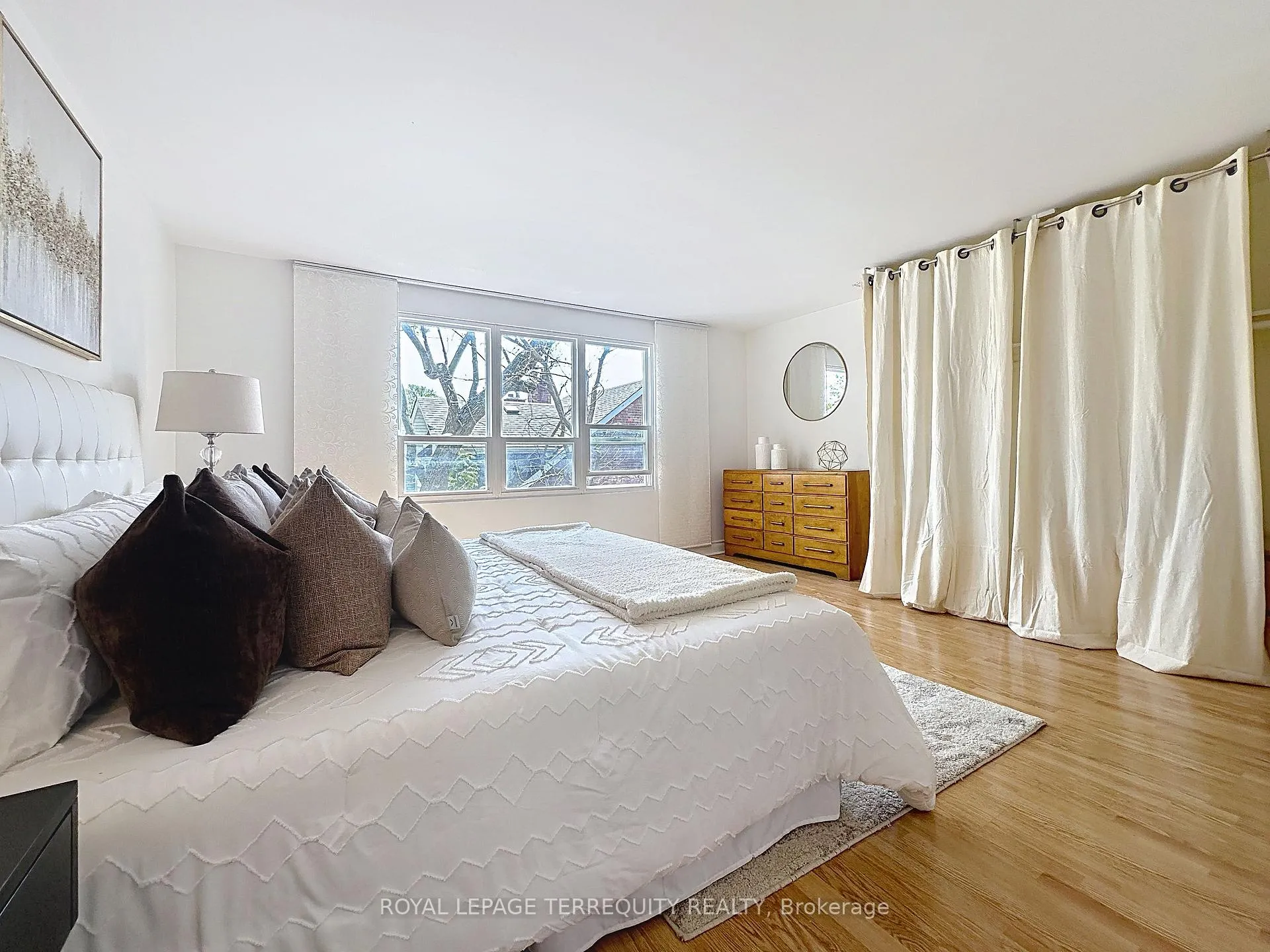 Photo 13 of 57 Queensdale Avenue, Toronto, Danforth Village-East York — HOMEH