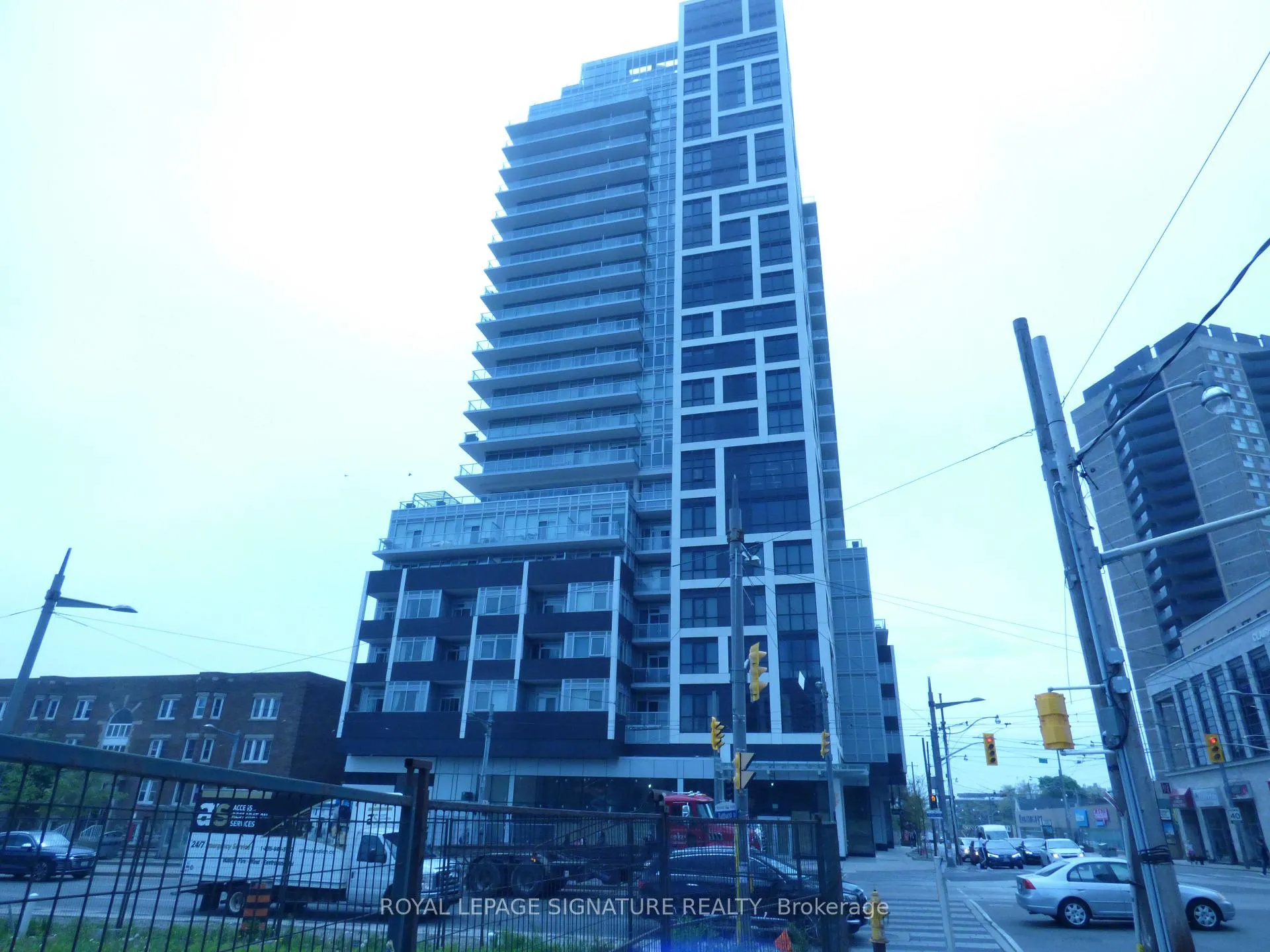 Front of Unit 909, 501 St Clair Avenue W