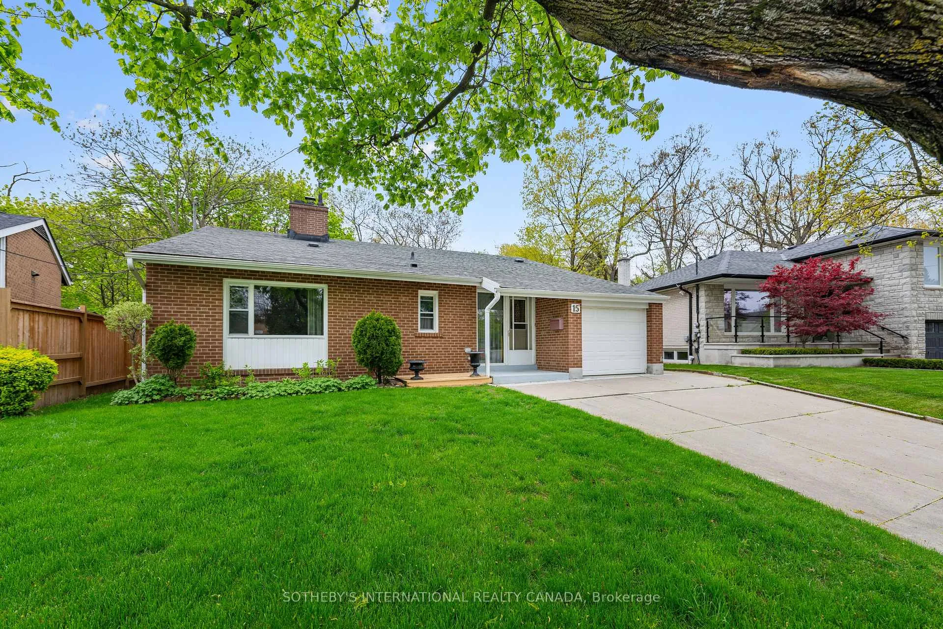 Photo 2 of 15 Saxony Crescent, Etobicoke, Humber Heights — HOMEH