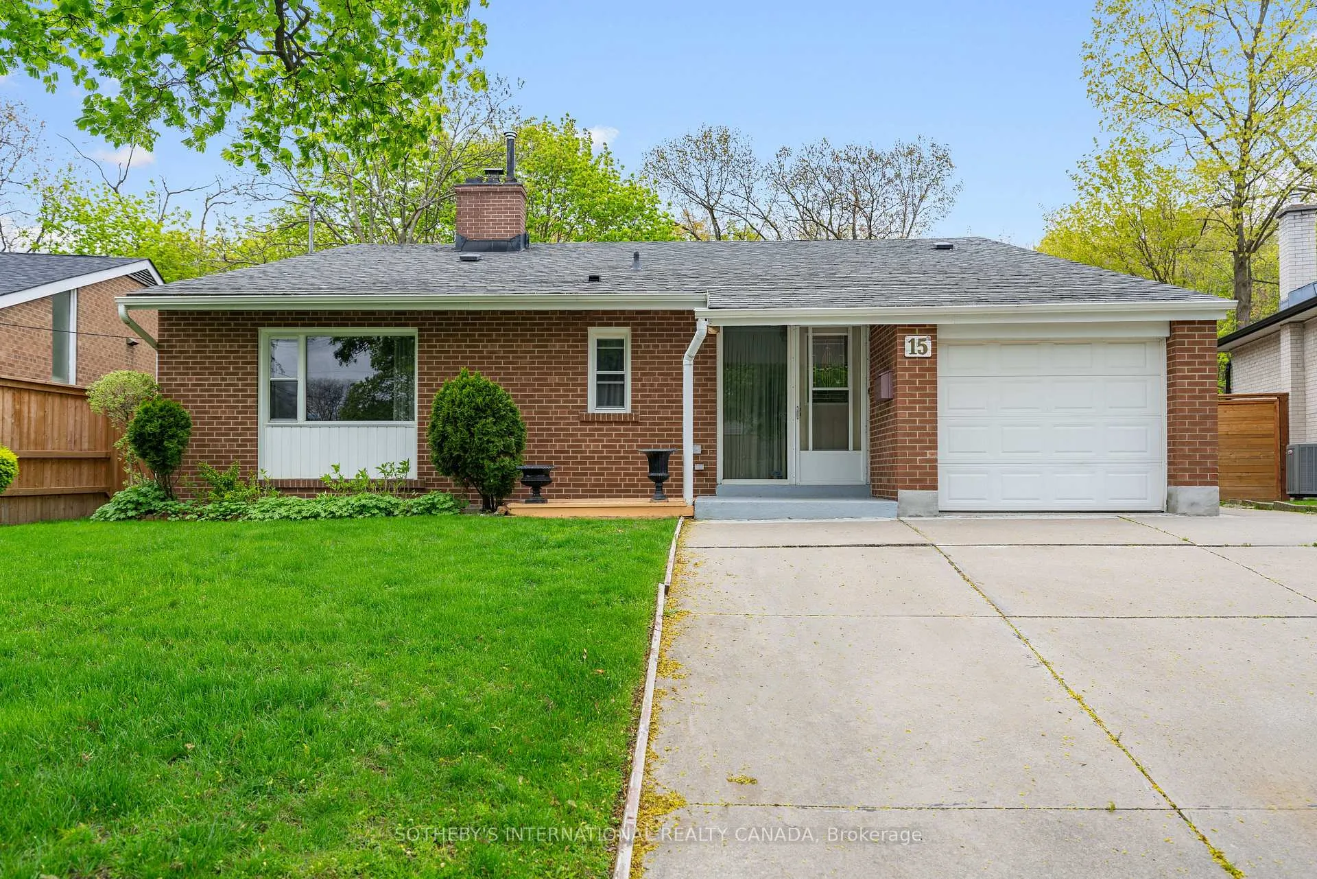 Photo 3 of 15 Saxony Crescent, Etobicoke, Humber Heights — HOMEH
