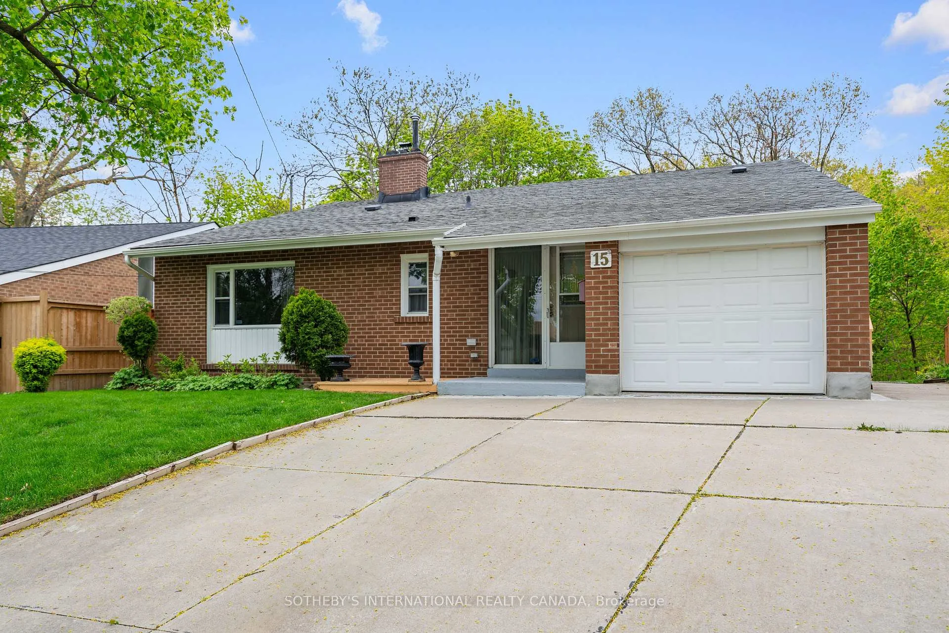Photo 4 of 15 Saxony Crescent, Etobicoke, Humber Heights — HOMEH