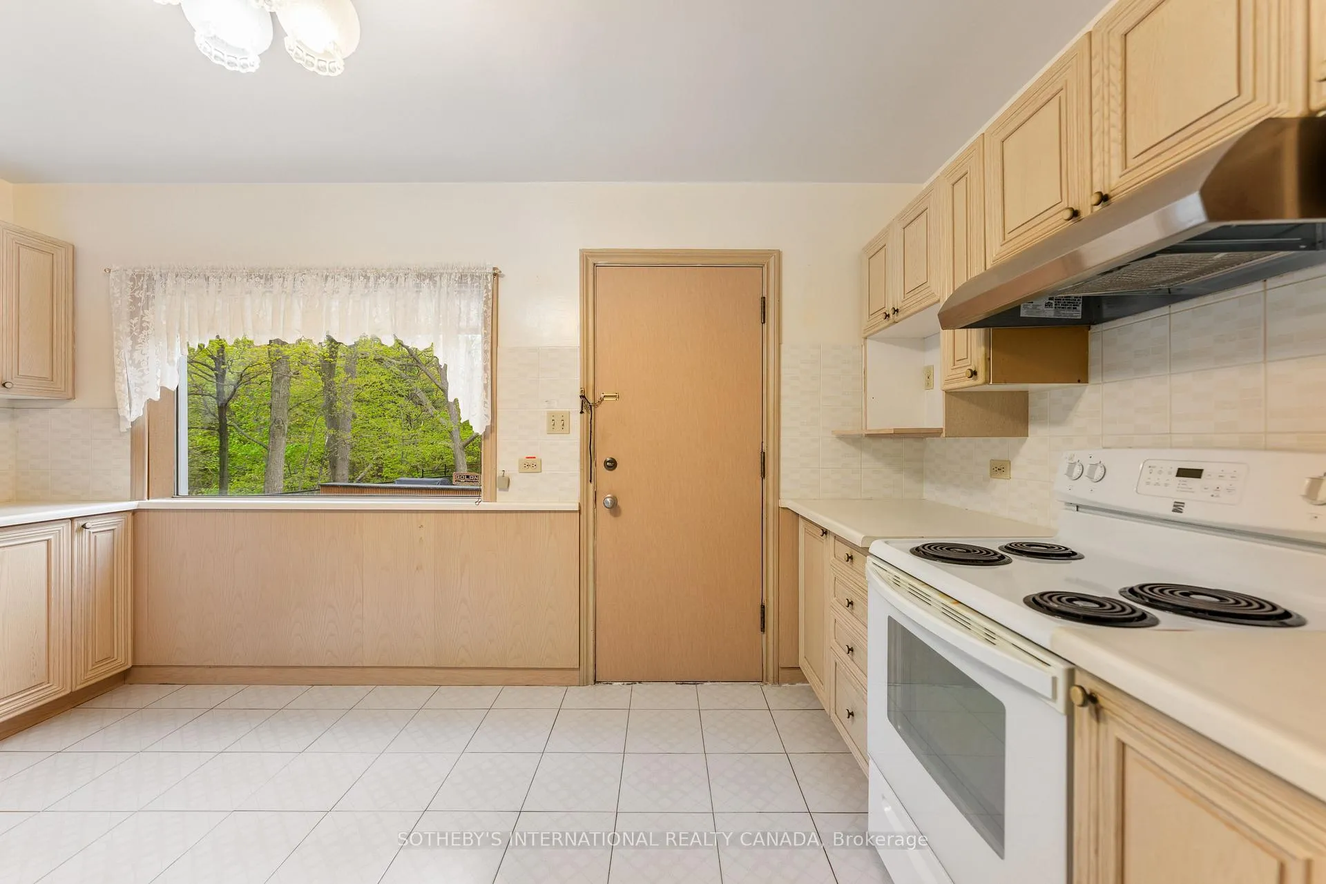 Photo 11 of 15 Saxony Crescent, Etobicoke, Humber Heights — HOMEH