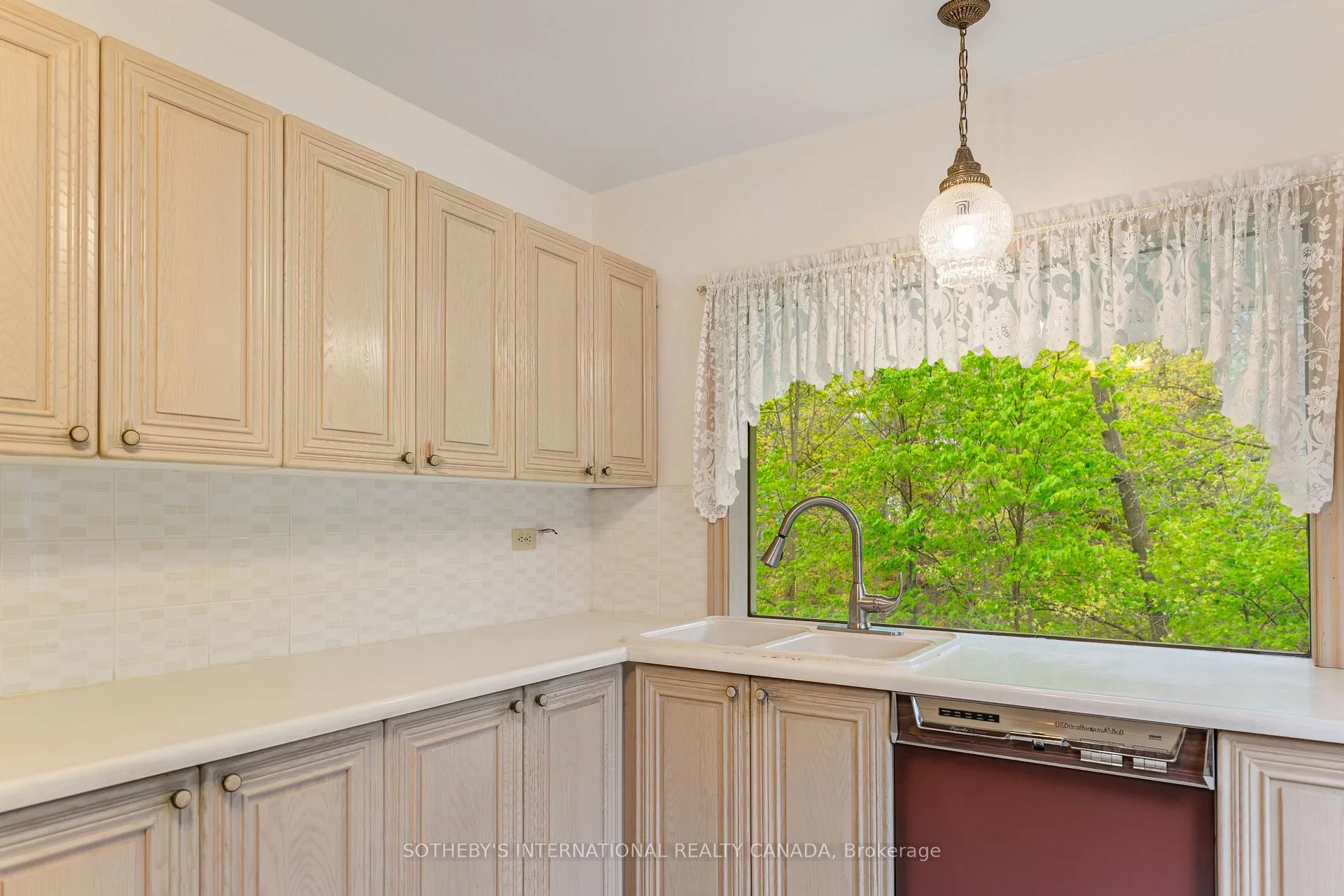 Photo 12 of 15 Saxony Crescent, Etobicoke, Humber Heights — HOMEH