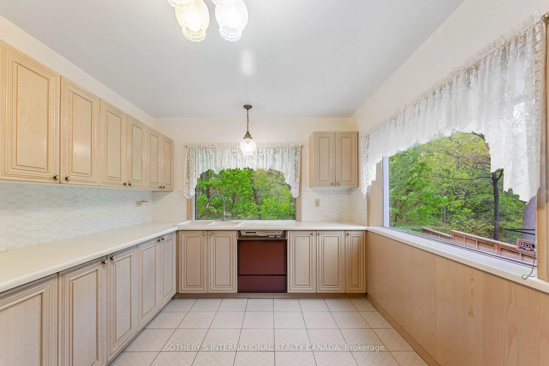 Photo 13 of 15 Saxony Crescent, Etobicoke, Humber Heights — HOMEH