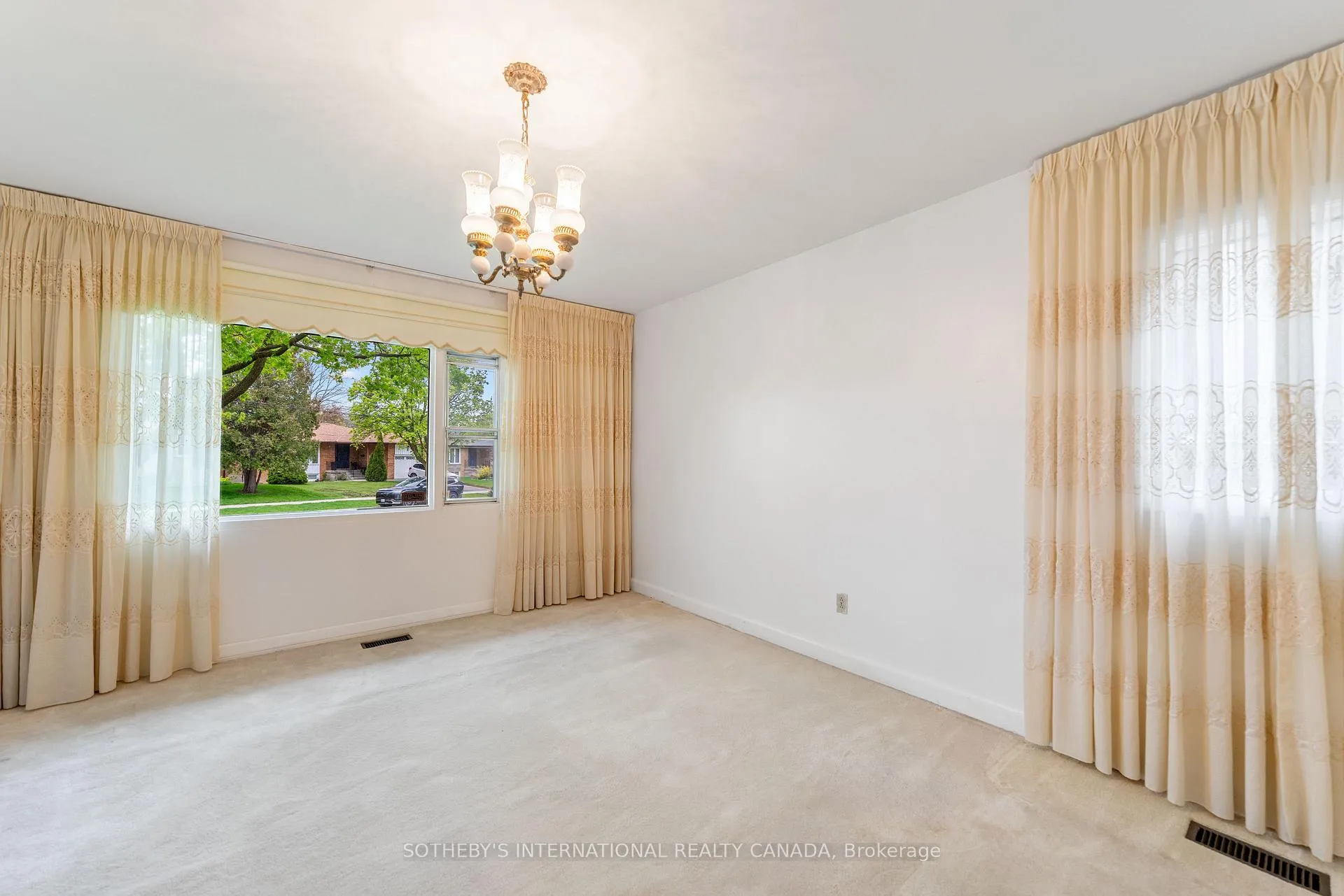 Photo 17 of 15 Saxony Crescent, Etobicoke, Humber Heights — HOMEH