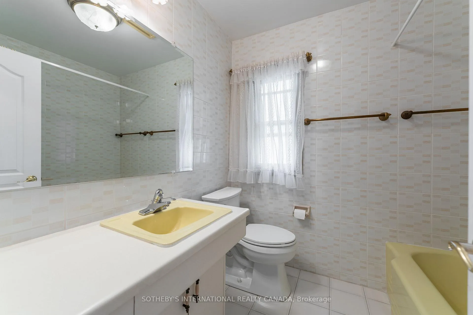 Photo 19 of 15 Saxony Crescent, Etobicoke, Humber Heights — HOMEH