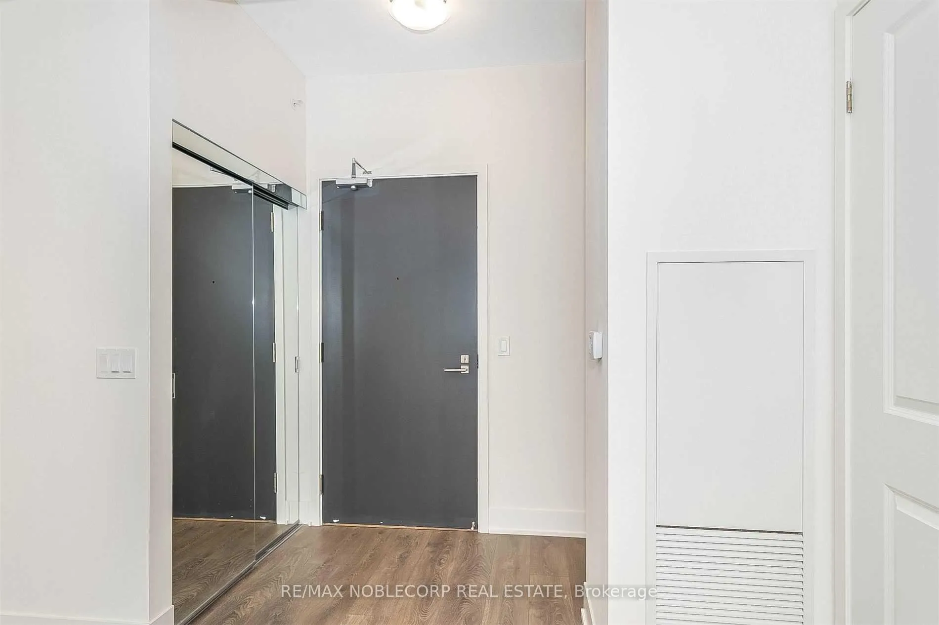Photo 1 of Unit 1404, 2908 Highway 7 Road, Vaughan, Concord — HOMEH
