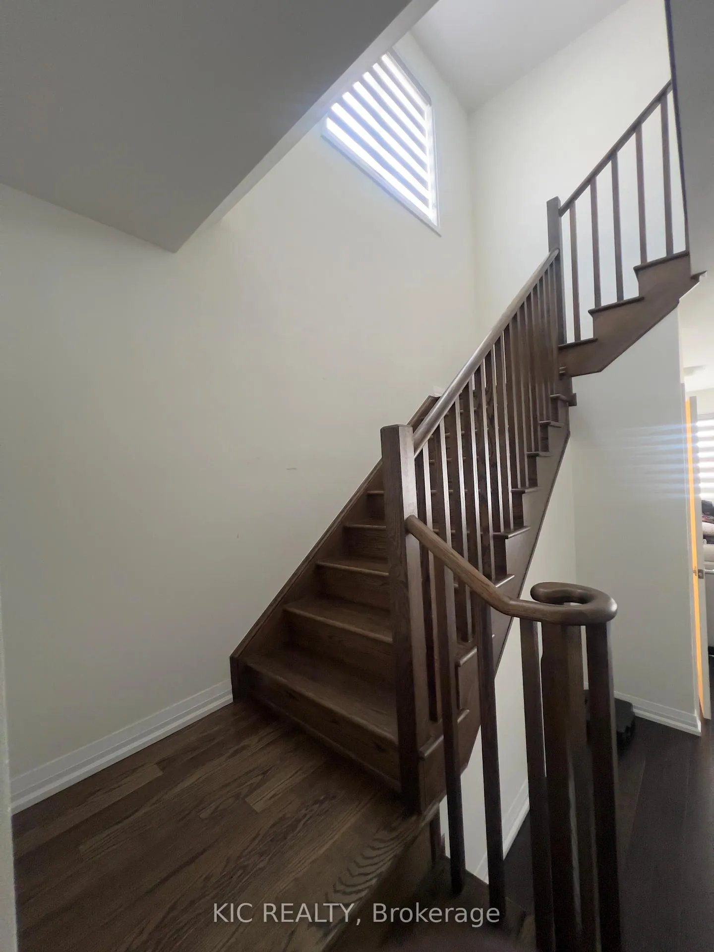 Photo 2 of 52 Granville Crescent, Haldimand — HOMEH