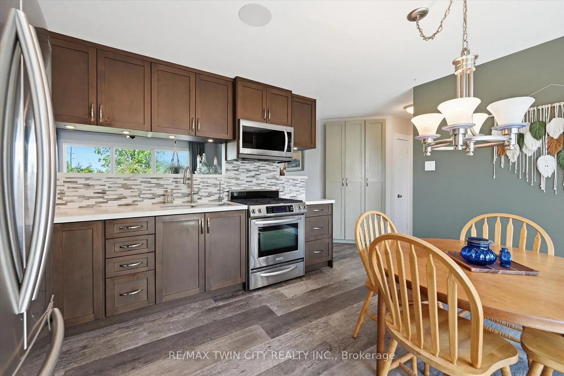 Photo 11 of 8 Delrex Boulevard, Halton Hills, Georgetown — HOMEH