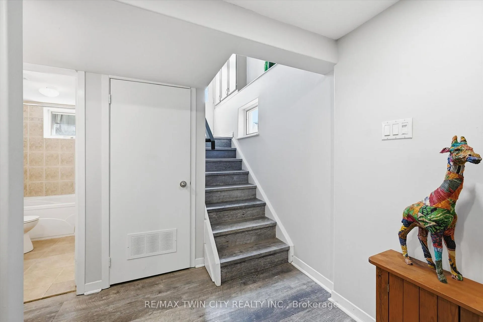 Photo 21 of 8 Delrex Boulevard, Halton Hills, Georgetown — HOMEH