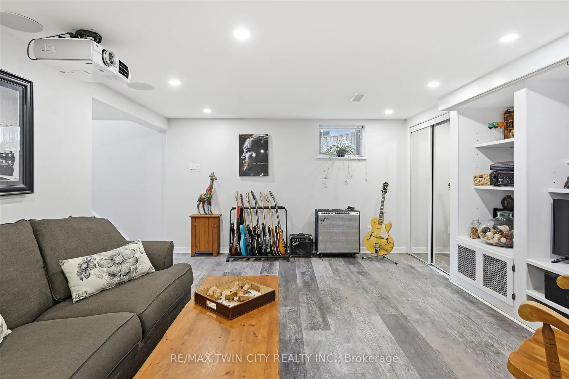 Photo 23 of 8 Delrex Boulevard, Halton Hills, Georgetown — HOMEH