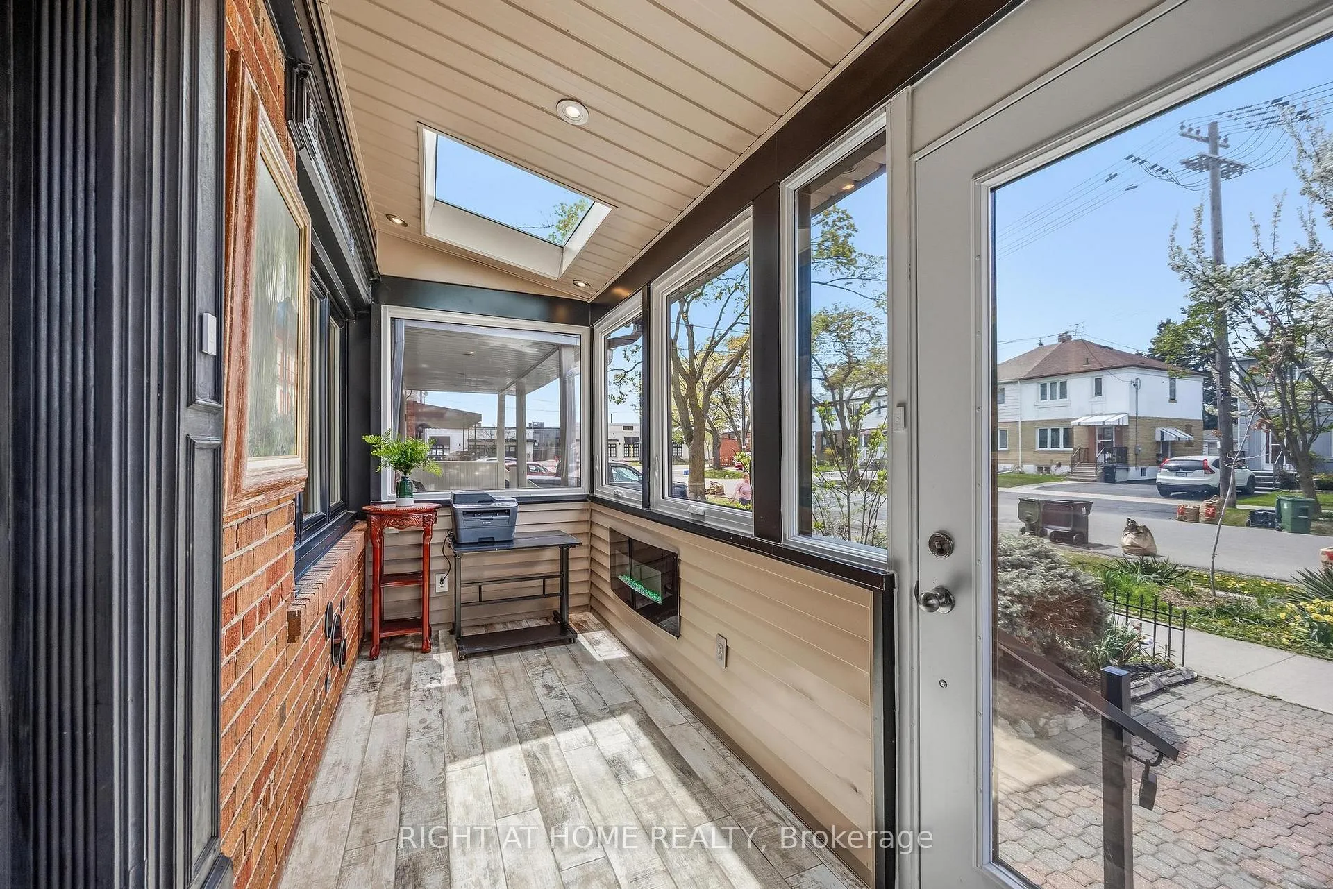 Photo 4 of 35 Dayton Avenue, Etobicoke, Stonegate-Queensway — HOMEH